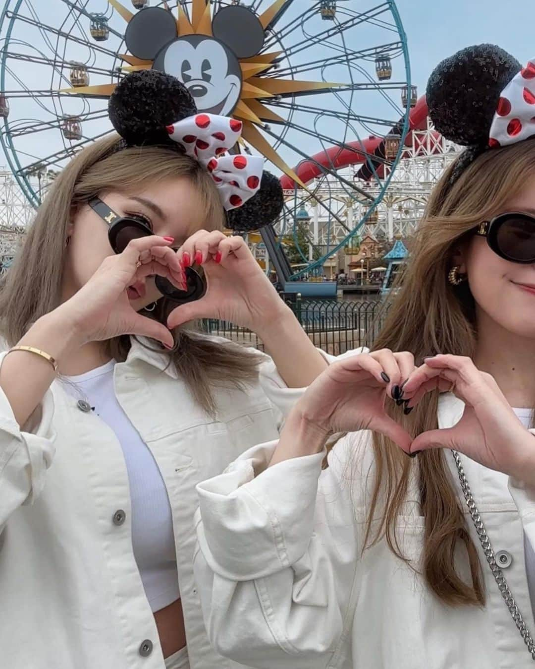 白倉あやさんのインスタグラム写真 - (白倉あやInstagram)「Finallyyyy! We went to California Disney !!!🇺🇸🐭  念願の2人でカリフォルニアのディズニー✨ 日本と全然違うカチューシャいっぱいでどれつけようか迷った….🤞🏻 パーク内にスタバがあって、もちろん限定マグも買った☕️♡ 載せたい写真がありすぎてどうしよう🤳！ @mavimoon_official の来週の新作denim setup🤍」5月20日 22時22分 - shirakur_a