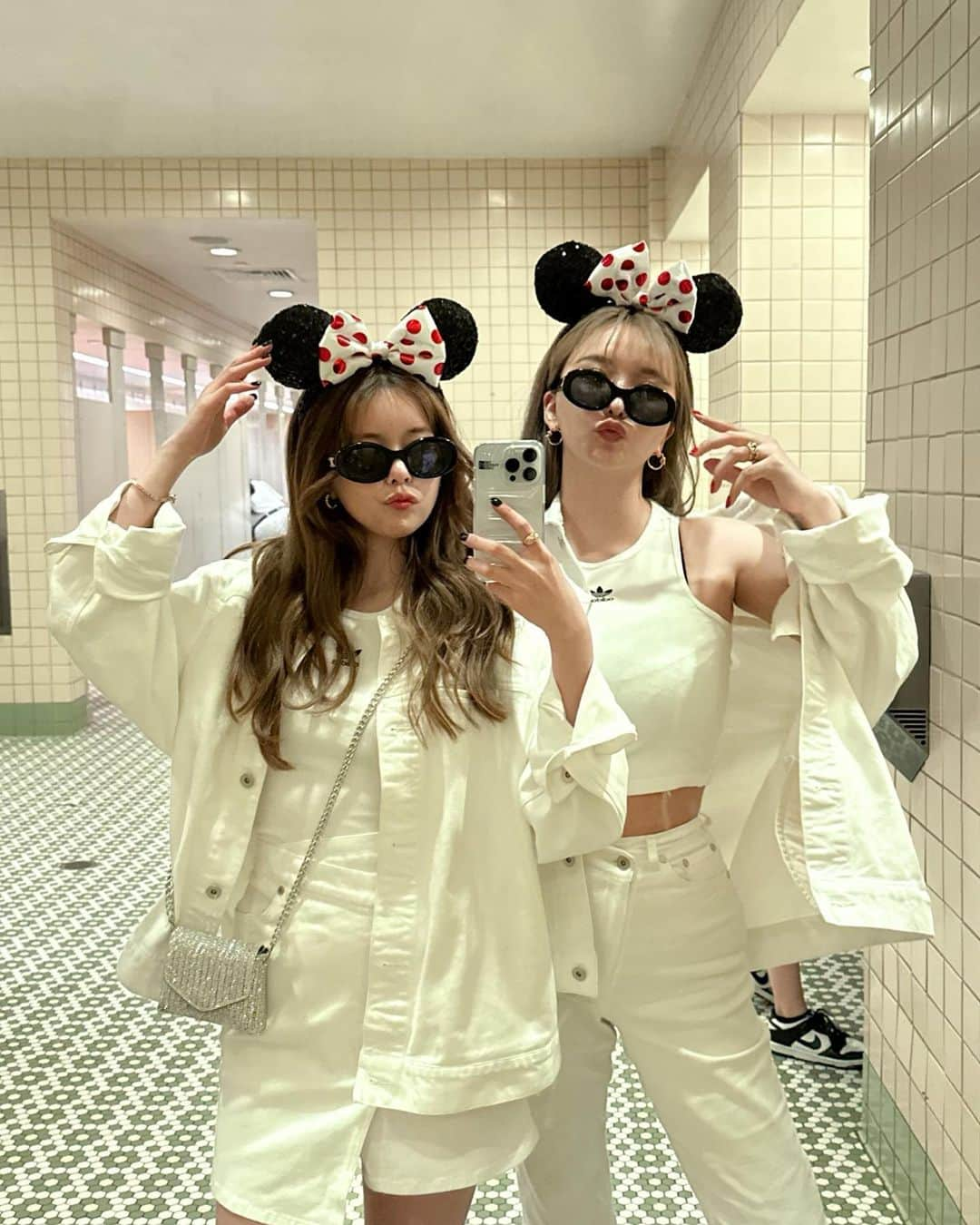 白倉あやさんのインスタグラム写真 - (白倉あやInstagram)「Finallyyyy! We went to California Disney !!!🇺🇸🐭  念願の2人でカリフォルニアのディズニー✨ 日本と全然違うカチューシャいっぱいでどれつけようか迷った….🤞🏻 パーク内にスタバがあって、もちろん限定マグも買った☕️♡ 載せたい写真がありすぎてどうしよう🤳！ @mavimoon_official の来週の新作denim setup🤍」5月20日 22時22分 - shirakur_a