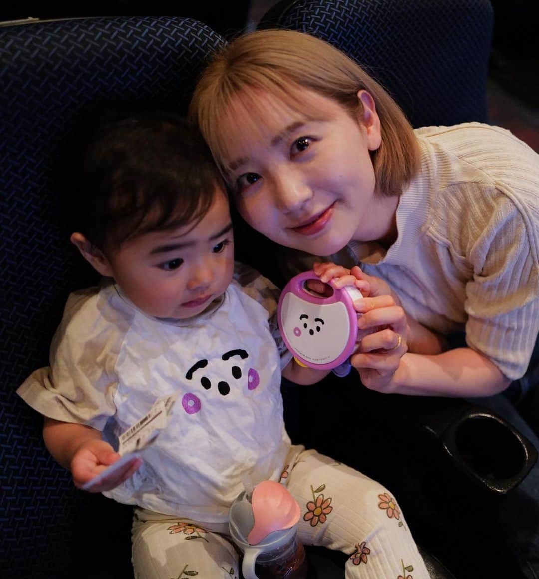 おのののかのインスタグラム：「🎬 映画デビュー👶🏻🍿  ずーっと楽しみにしていた 娘が大好きな、シナぷしゅの映画❤️  明るいまま、音も小さめで上映してくれるから 娘も怖がらず最後まで楽しんでいました✨  気づいたら、パパのほうに寄って 手繋いで、パパは娘の腰に手まわしてて カップルが映画観てるみたいで笑った👩🏻‍❤️‍💋‍👨🏽❤️  ぷしゅぷしゅTシャツを 間違えて乾燥機かけてくしゃくしゃなのは 目を瞑ってくださいませ😂🙏🙏」
