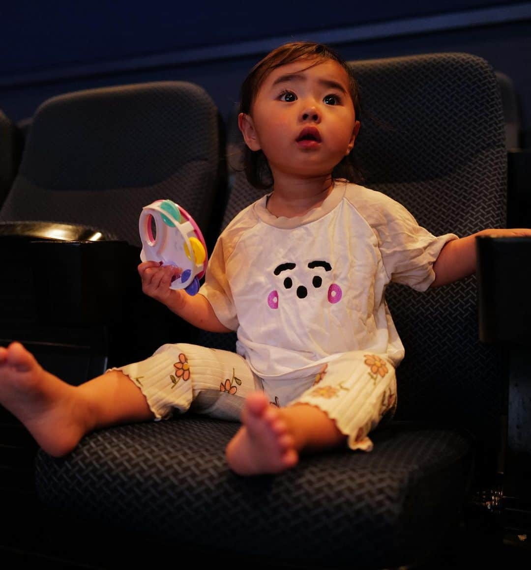 おのののかさんのインスタグラム写真 - (おのののかInstagram)「🎬 映画デビュー👶🏻🍿  ずーっと楽しみにしていた 娘が大好きな、シナぷしゅの映画❤️  明るいまま、音も小さめで上映してくれるから 娘も怖がらず最後まで楽しんでいました✨  気づいたら、パパのほうに寄って 手繋いで、パパは娘の腰に手まわしてて カップルが映画観てるみたいで笑った👩🏻‍❤️‍💋‍👨🏽❤️  ぷしゅぷしゅTシャツを 間違えて乾燥機かけてくしゃくしゃなのは 目を瞑ってくださいませ😂🙏🙏」5月20日 22時22分 - ononono_ka