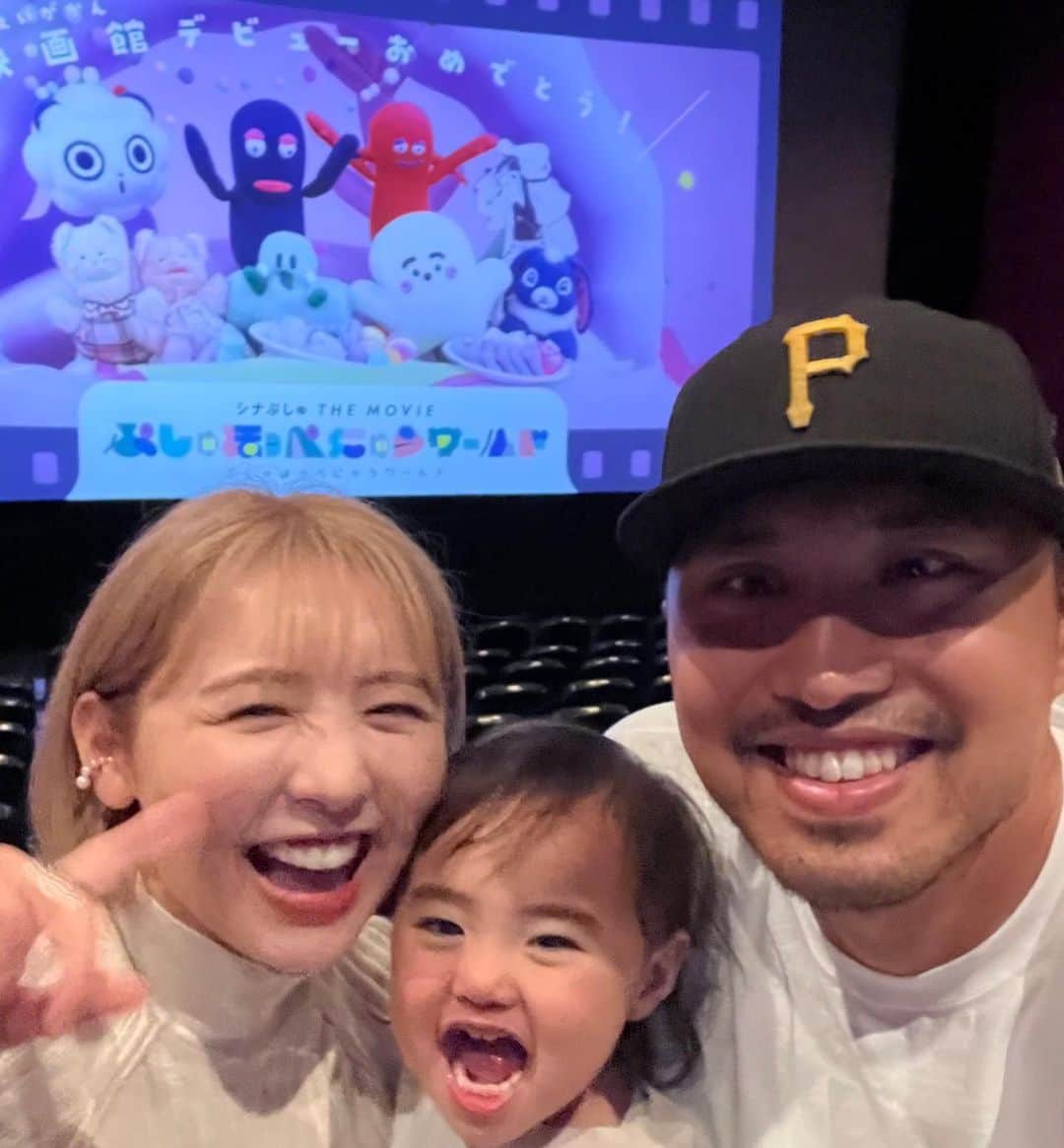 おのののかさんのインスタグラム写真 - (おのののかInstagram)「🎬 映画デビュー👶🏻🍿  ずーっと楽しみにしていた 娘が大好きな、シナぷしゅの映画❤️  明るいまま、音も小さめで上映してくれるから 娘も怖がらず最後まで楽しんでいました✨  気づいたら、パパのほうに寄って 手繋いで、パパは娘の腰に手まわしてて カップルが映画観てるみたいで笑った👩🏻‍❤️‍💋‍👨🏽❤️  ぷしゅぷしゅTシャツを 間違えて乾燥機かけてくしゃくしゃなのは 目を瞑ってくださいませ😂🙏🙏」5月20日 22時22分 - ononono_ka