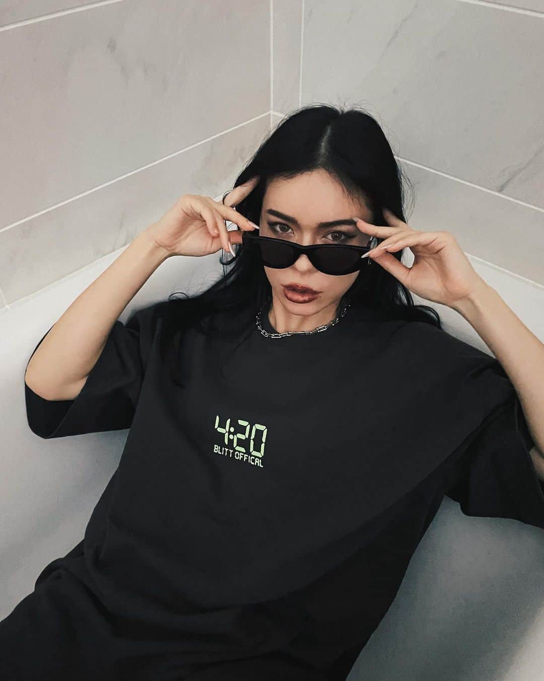 藤川ありすのインスタグラム：「5.25.thu.発売決定❤️‍🔥 光を集めて暗闇で光る蓄光Tシャツが発売します❤️‍🔥 Tシャツカラーは3色展開! 蓄光はこの、くすみBLACKのみです♡ あえてこのカラーだけにしました😮‍💨❤️‍🔥  #BLITT  @blitt_official」