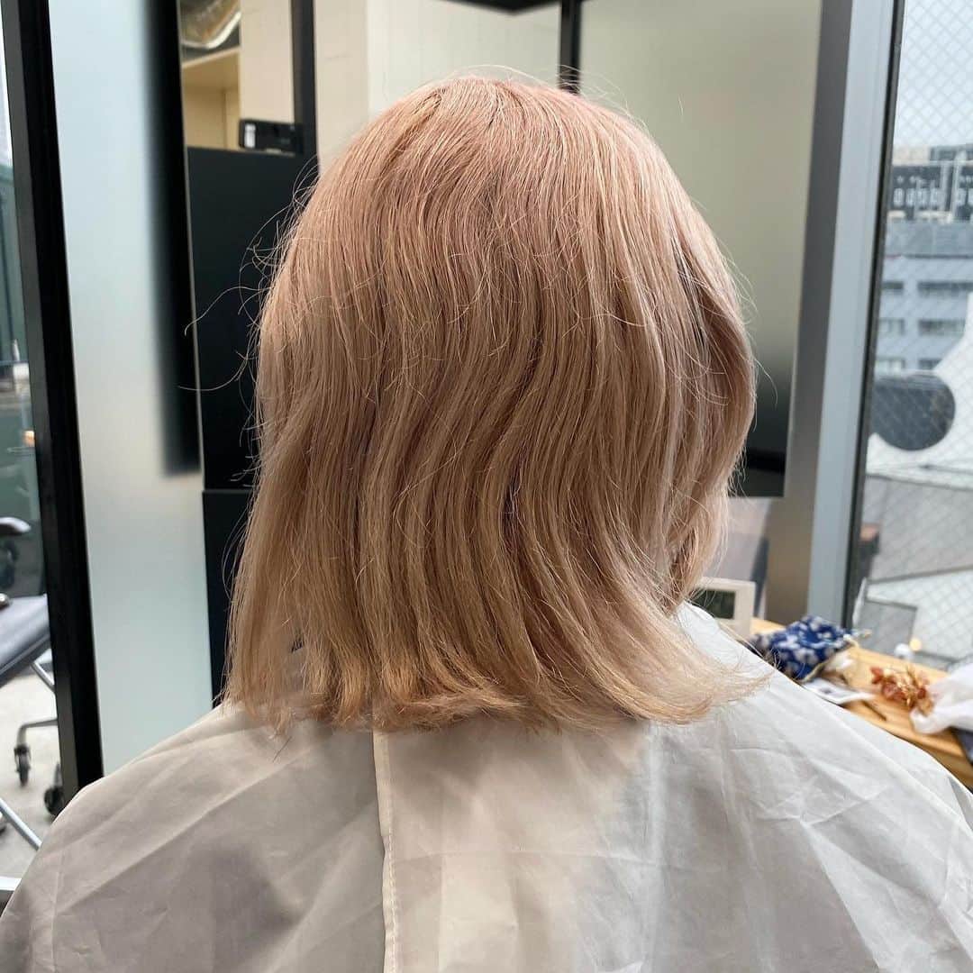きぬがわひかるさんのインスタグラム写真 - (きぬがわひかるInstagram)「〝pink chignon〟  くせっ毛やパサつく髪でもジェルとオイルでいい質感のアレンジできますよ✔︎」5月20日 22時32分 - hikaru.kinugawa