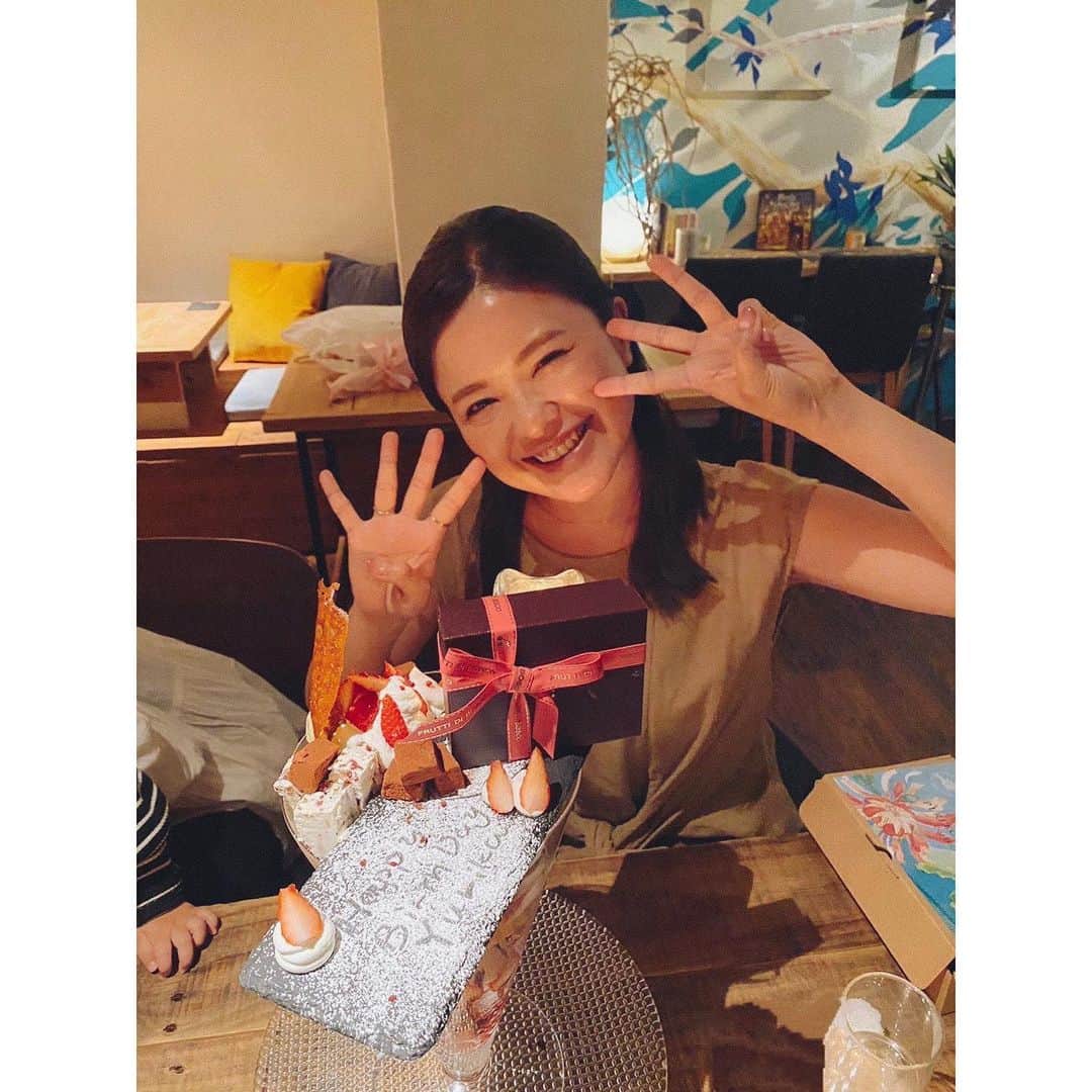 大山百合香さんのインスタグラム写真 - (大山百合香Instagram)「2023.5.20🎂 本日誕生日を迎えまして たくさんのお祝いメッセージ 本当にありがとうございます🫶 ゆっくり読ませていただいてます🫧  今日は両親に、家族に感謝の日。 そしていつも応援してくれる皆さん、 お世話になっている皆さんに感謝の日。 皆さんいつもありがとうございます💐  新しい土地にも少しずつ慣れてきて、去年のこの日は "ハナノヒ"リリースツアー中で駆け抜けてました！ そして人生初の骨折を乗り越えた歳でもあり 健康第一！を痛感した歳でした😌  今年は、ゆっくりと呼吸を深めるように、ペースを少しだけゆっくりと🍃と意識していたんですが、ありがたいことに変わらず大好きな歌を唄えている毎日に感謝です🥹🎤  気づけば30代last year！ "サンキュー"をたくさん伝える一年にしたいと思います🫶 皆さんいつもありがとう💐 こんな私ですがこれからもどうぞよろしくお願いします◡̈♥︎  Ꭲʰᵃⁿᵏˢ ★★★  大山百合香  #ohyamayurika #ohyamayurikaofficial  #大山百合香」5月20日 22時26分 - ohyamayurika