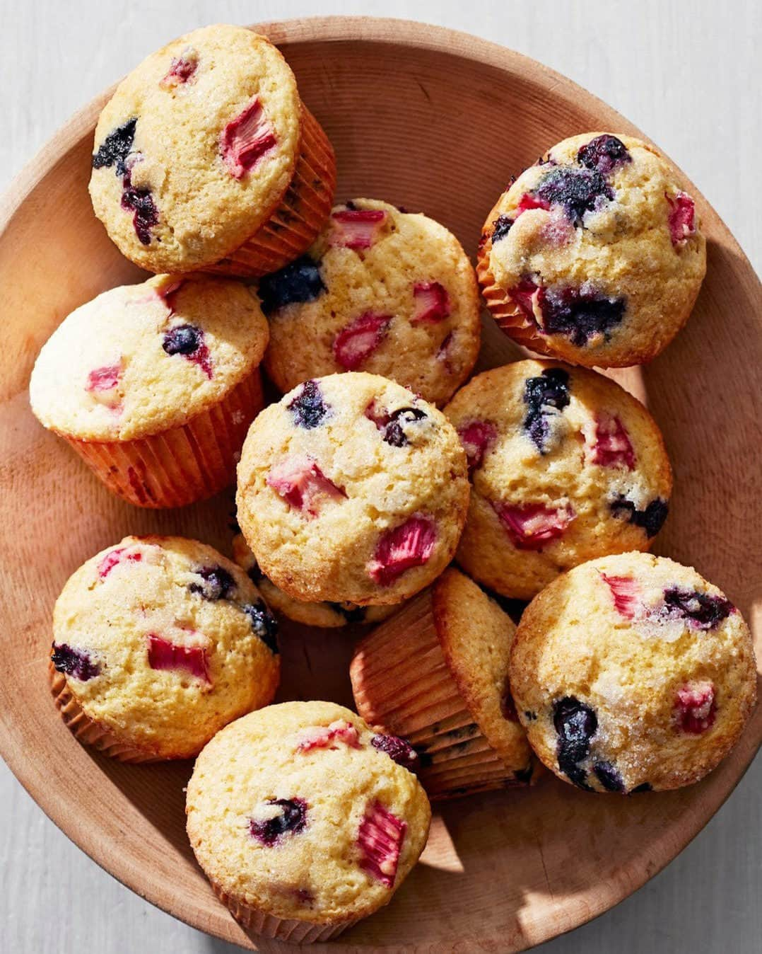 マーサ・スチュワートさんのインスタグラム写真 - (マーサ・スチュワートInstagram)「Strawberry and rhubarb are a famous pairing, but blueberry is also a stellar dance partner to rhubarb. These easy muffins come together in one bowl so you can brighten everyone's morning with a batch of tasty treats. Get the recipe at the link in our bio. 📷: @johnny_miller_ recipe + food styling: @sarahcarey1 prop styling: @tanyagraff1」5月20日 22時30分 - marthastewart