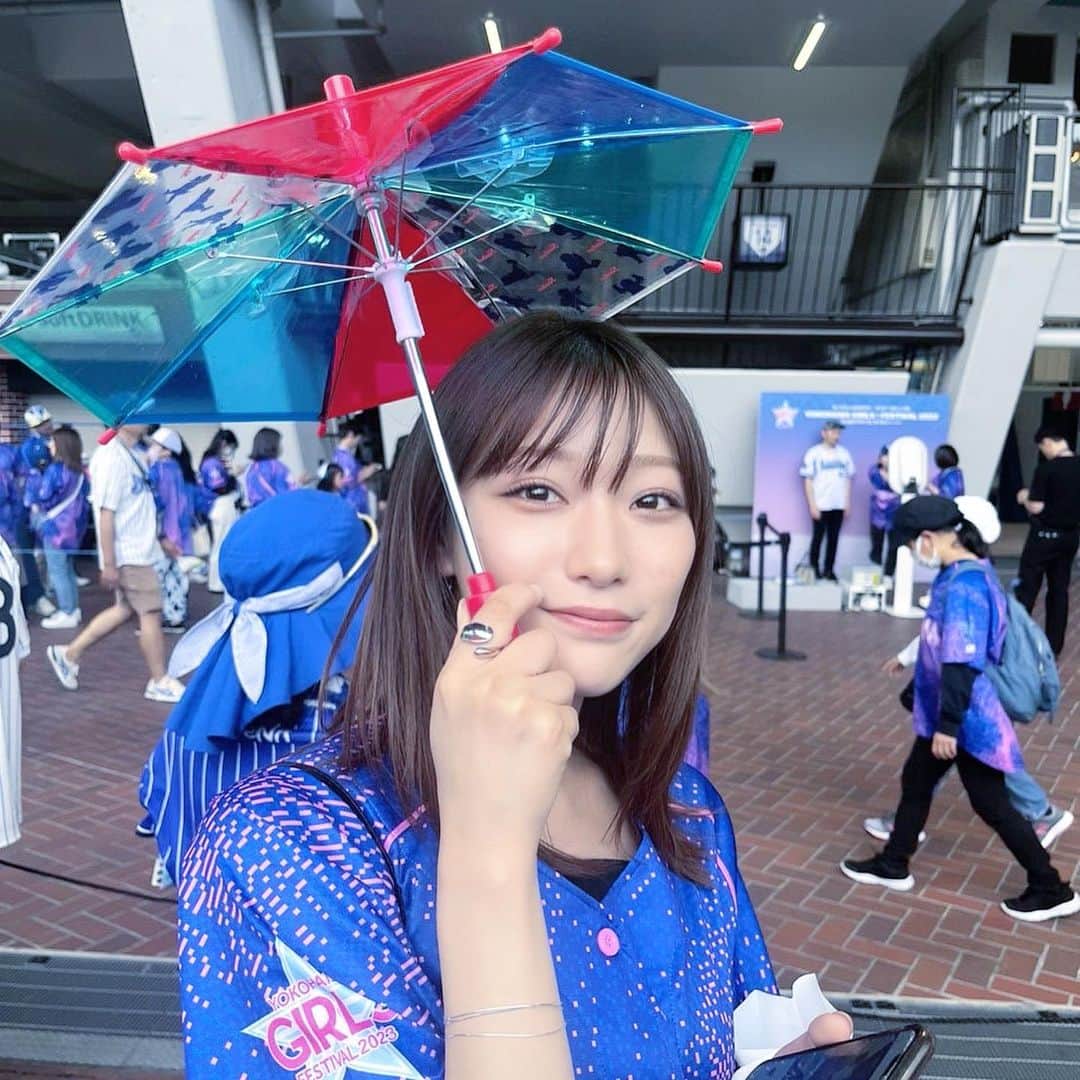 内藤沙季のインスタグラム：「今日は横浜スタジアムに行って ベイスターズとヤクルトの試合見てきたよん⚾️😎 一緒に野球観戦してくれたお友達にも感謝💓 ベイスターズ見事に勝利しました🥹  やっぱり生で見る試合は迫力もあるし、応援団のみなさんの声だったりもすごくて、 ちゃんと球場行ってみれてよかったなって思いました💓  1枚目の写真は ヤクルトのファンの方たちが持ってた傘が可愛過ぎて 衝動買いしたやつ😂 ミニサイズでかわいい☺️  #野球#ヤクルト#ヤクルトスワローズ #denaベイスターズ #横浜#横浜スタジアム#野球観戦#⚾️#ハマスタ#浜スタ#横浜denaベイスターズ」