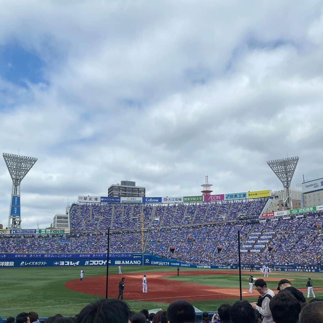 内藤沙季さんのインスタグラム写真 - (内藤沙季Instagram)「今日は横浜スタジアムに行って ベイスターズとヤクルトの試合見てきたよん⚾️😎 一緒に野球観戦してくれたお友達にも感謝💓 ベイスターズ見事に勝利しました🥹  やっぱり生で見る試合は迫力もあるし、応援団のみなさんの声だったりもすごくて、 ちゃんと球場行ってみれてよかったなって思いました💓  1枚目の写真は ヤクルトのファンの方たちが持ってた傘が可愛過ぎて 衝動買いしたやつ😂 ミニサイズでかわいい☺️  #野球#ヤクルト#ヤクルトスワローズ #denaベイスターズ #横浜#横浜スタジアム#野球観戦#⚾️#ハマスタ#浜スタ#横浜denaベイスターズ」5月20日 22時30分 - n.sakigram