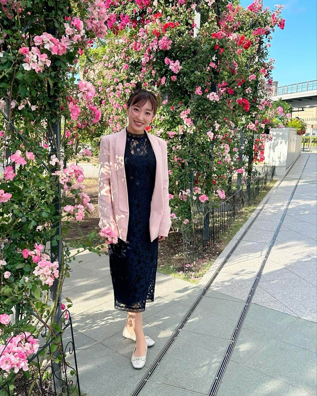 藤田舞美さんのインスタグラム写真 - (藤田舞美Instagram)「❁︎ 帰りに偶然見つけたお花のゲート💐 * 今日も一日お疲れ様でした🥰✨ * #ガーデンネックレス横浜 #ガーデンネックレス #myガーデンネックレス横浜 #横浜 #横浜市役所 #花 #アナウンサー #フリーアナウンサー #司会 #yokohama #garden #flowers #japan #instaflower #announcer」5月20日 22時31分 - maimifujita