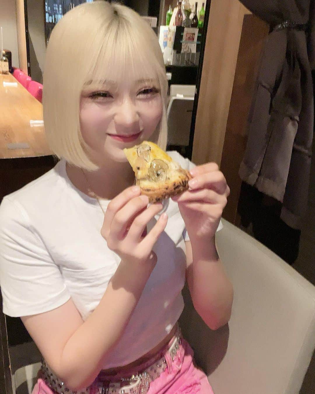 いーたろのインスタグラム：「どんだけこのピザ食べれた事が嬉しかったの？🤣ってくらいの満面な笑みじわる笑 ここのお店ぜーんぶ美味しかった❤️🍕  #いーたろ#私の沼にハマりなさい」