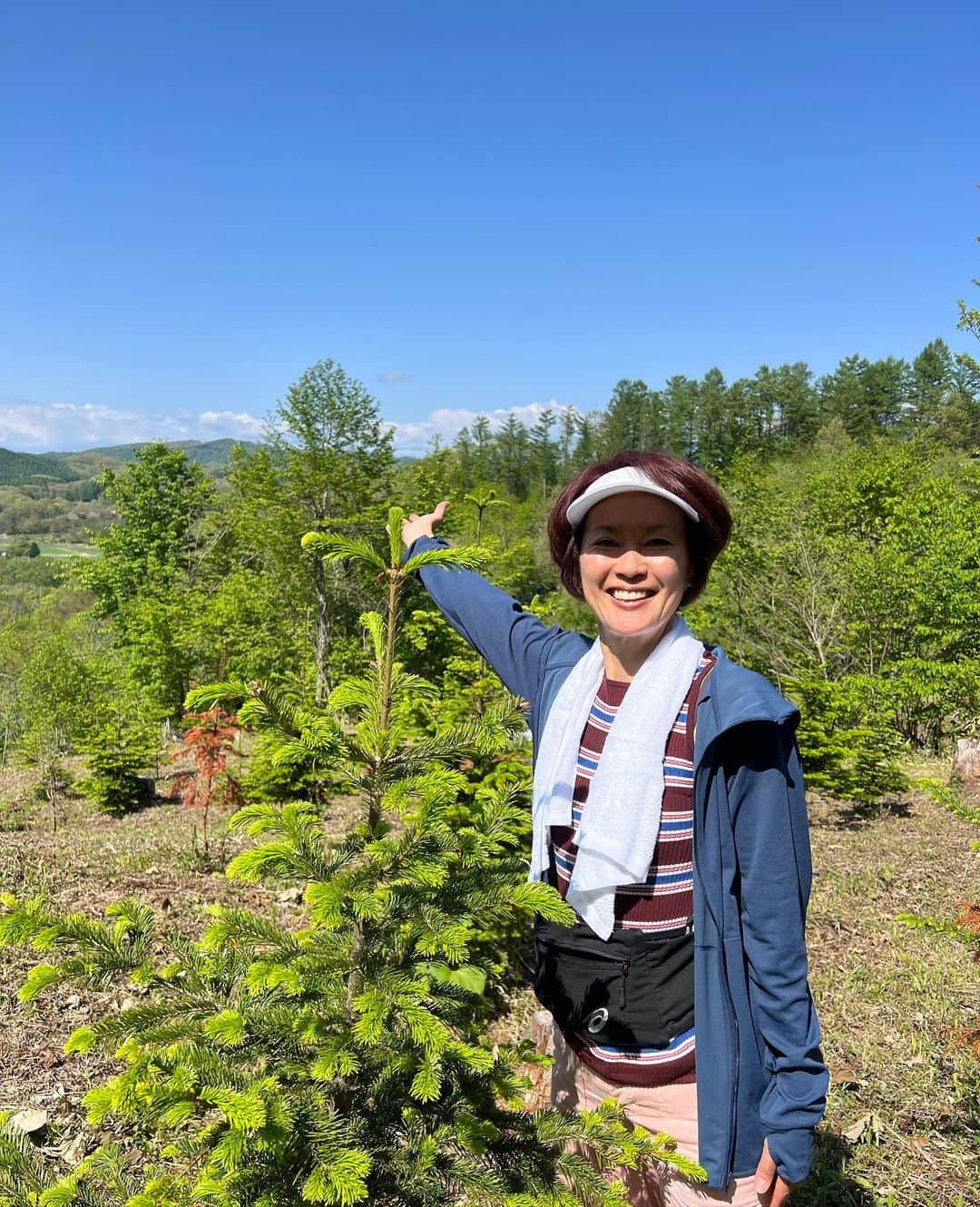 有森裕子さんのインスタグラム写真 - (有森裕子Instagram)「今年もやってきました！ 2023マザーズ・フォレスト 町民、植樹祭　inむかわ町🌳❣️  町民の皆さんを中心に地元高校の学生たちと共に昨年の200本+100本、合計300本の木を植樹🌲❣️  気持ちの良い汗を、気持ちの良い緑に囲まれながら流すことができました！  来年はこの植樹祭も30年を迎えます！ 皆さんも記念の1本植樹しに来ませんか😉❣️  明日は、お天気であれば例年通り、 アリモリカップマラソン大会❣️ 3キロ、5.27キロ、10キロ！」5月20日 22時36分 - arimori.yuko33