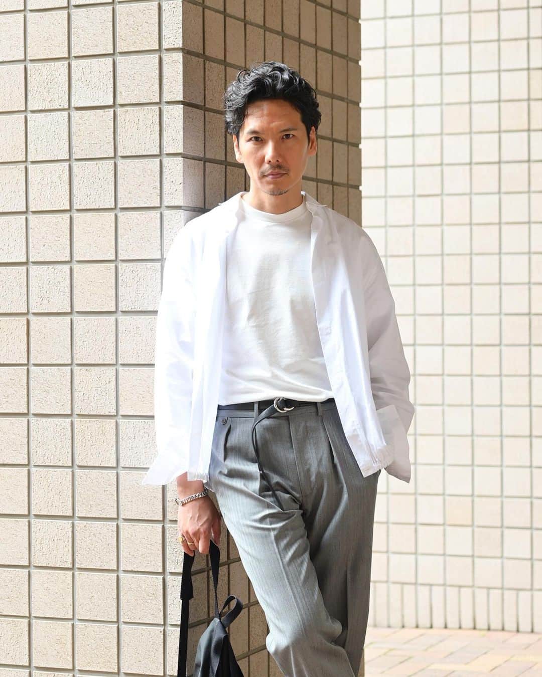 Shuhei Nishiguchiのインスタグラム：「"The Minimalism"◀︎◀︎◀︎8pics 無味乾燥。気取らず飾らず必要最小限。  【ITEM】 Shirt Blouson： @jilsander  T-shirt： @beams_f  Trousers： @bernardzins  Belt： @jandmdavidson  Shoes： @repetto_japan  Watch： @rolex 70's Bag： @hervechapelier   #mensstreetstyle #mensclothing #vintagefashion #vintagewatch #mensweardaily #spezzatura #outfitmen」
