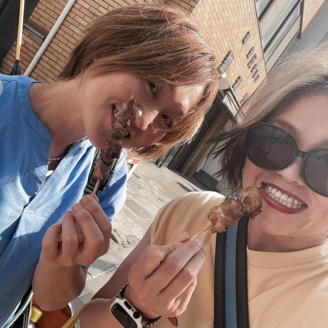 高橋奈苗のインスタグラム：「いつもインスタ見てくれてる皆さん、ありがとうパッション🤩🤩  この日はナナモモでの撮影後に大好きなファミレス【シズラー】に行くので体調を整えて来た😎 （サラダブュッフェが大好きで、思う存分食べたいわたし😋）  でも　お腹空きすぎるとエネルギーなくなるよね〜  てことで焼鳥を買い食いしました😂  私はお腹空くことにすごく恐怖を感じるから、前世で餓死してる気がします笑  @nanae_passion_  follow me!  通販ショップ➡︎ https://jungarian.thebase.in/  #プロレス #高橋奈七永  #ナナエ #パッション #passion #女子プロレス #人間国宝 #japan #nanaetakahashi #シズラー #ナナモモ　 #暑い」