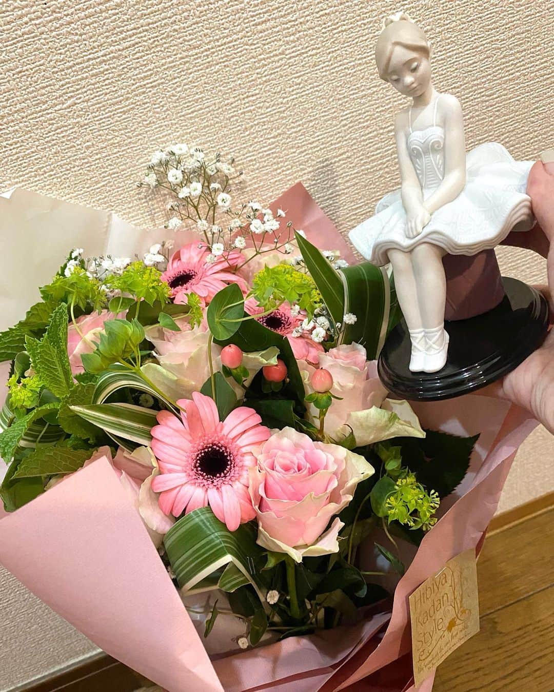 上野水香さんのインスタグラム写真 - (上野水香Instagram)「ファンの皆様は 本当にあたたかい。  ありがとうございました💗  Thank you my fans (ˊo̴̶̷̤ ᴗ o̴̶̷̤ˋ)  #tokyonight」5月20日 22時50分 - mizukaueno