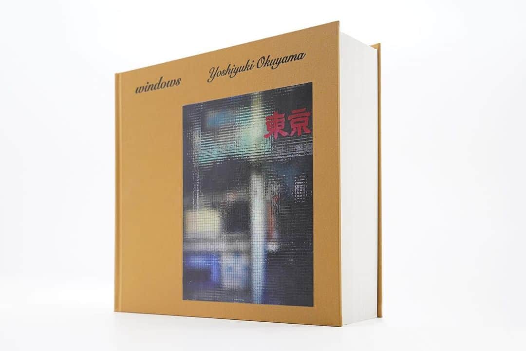 奥山由之さんのインスタグラム写真 - (奥山由之Instagram)「【New Photo Book】 The latest photobook which is titled “windows” will be published.  This is the work about "the people of Tokyo" created through the covid-19 disaster. The frosted glass seen from the outside of the house reflects the abstraction of the belongings of someone who lives there.  5 years of conception, 2.5 years of shooting, about 100,000 shots, 724 publications, and 752 pages in total.  I have completed a work of mass that surprises me.  The publisher is AKAAKA ART PUBLISHING Inc, and art direction is done by Mr. Kaoru Kasai who worked on “flowers” and “As the Call, So the Echo” in the past. And then, the contribution writings are from Mr Toshiyuki Horie (novelist), and Mr.Taro Igarashian (architectural historian). These are also must-reads.  In addition to the ocher regular edition, there is also a white special edition (500 copies). I would appreciate it if you couldturn the page.  【Photobook “windows“】 Publisher：AKAAKA Art Publishing Design：Kaoru Kasai / Yuki Adachi Contribution：Toshiyuki Horie（Novelist） / Taro Igarashi（Architectural Historian） Size：B5 Deformation Size（H194mm×W205mm） Page：752 pages Binding：Cloth hardcover  Price：10,000 JPY+Tax ※Special edition ：18,000 JPY+Tax  ○Details & Order○ akaaka.com ※One postcard will be given away as a Special gifts for the first customers.  ー  我的新摄影集《windows》正式发行了。  于疫情期间制作，一部关于“东京人”的作品。 从门外透过毛玻璃观看各户人家的窗边物品变成某中抽象化图样，这些图样在我眼中好似各种不同的表情。  5年的构想筹备，2年半的拍摄期，总数10万张中精选出724张，总计752页的摄影集，我自己也很讶异能完成如此有份量的作品。 出版社为赤々舎，装帧设计由葛西薰先生担任，我们曾一同制作过《flowers》和《As the Call, So the Echo》。 另外还请小说家堀江敏幸先生及建筑史学家五十岚太郎先生替我执笔书中内文，绝对是您不容错过的精彩读物。 土黄色为一般版，白色为限量版（预计发行500本）。 希望大家都能翻翻这本新书。  【摄影书《windows》】 出版社：赤々舎 设计：葛西薫／安达祐贵 内文撰稿：堀江敏幸（小说家）／五十岚太郎（建筑史学家） 尺寸：B5变形（194mm×205mm） 页数：752页 装订：布面精装书 定价：10,000日币＋税 ※特別限定版定价为18,000+税  ○详细资讯及购买请洽○ akaaka.com ※首批购买者即获赠独家明信片乙张  ー  【新作写真集『windows』】 コロナ禍を通して制作した、"東京の人々"についての作品です。 構想5年、撮影2年半、撮影枚数約10万枚、掲載点数724点、計752ページ、自分でも驚くような質量の作品が完成しました。  出版社：赤々舎 @akaakasha  装丁：葛西薫／安達祐貴 寄稿：堀江敏幸（小説家）／五十嵐太郎（建築史家） 判型：B5変形（194mm×205mm）　 総頁：752ページ 製本：上製 布装 定価：本体10,000円＋税 ※特別限定版は18000円＋税  ○詳細・購入○ akaaka.com ※赤々舎のWEBサイトにてご購入頂きますと先着特典としてポストカードが付きます。通常版・特別限定版共に、絵柄は同一です。  #奥山由之 #yoshiyukiokuyama #写真集 #photobook #windows」5月20日 22時51分 - yoshiyukiokuyama