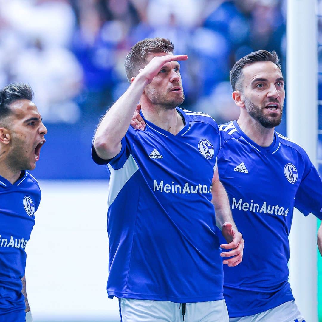 シャルケ04のインスタグラム：「𝐒𝐈𝐌𝐎𝐍! 🫡🫶🏽🥹 . . #S04SGE 1:0 . . #Bundesliga #Schalke #S04 #Matchday #Football #Soccer #Fußball #Futbol #Knappen #WirBleiben #🔵⚪️」
