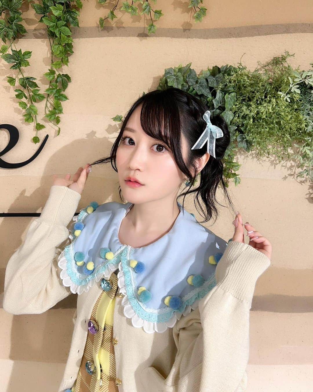 小倉唯のインスタグラム：「Secret Talk Party♡Thank you🌿  今日の髪型とお衣装めちゃかわでした。。お気に入り(*´꒳`*)💗 MVのラスサビだけにでてくる衣装に、 カーディガンを羽織ったよ〜  おかげさまで、今回のリリイベも無事完走しました☺️🙌よかった〜💗✨ #みちゅめろ たくさん楽しんでくださって、応募などもしてくださって皆さまありがとうございました♪  リリイベ完走を記念して、 こちらも発表となりましたのでぜひ チェックしてみてね〜☺️✨  #わたゆり の応援も引き続きよろしくお願いします♫  ／ 小倉 唯 「秘密♡Melody」 リリース記念グッズ アクリルキーホルダー (探偵唯ちゃん🕵️‍♀️)  💗受付期間：〜6/4 (日)23:59 💗受付ページ：https://shop.columbia.jp/shop/e/eoguraHMkeychain/  💗購入者特典： 複製メッセージ＆サイン入りブロマイド ＼」