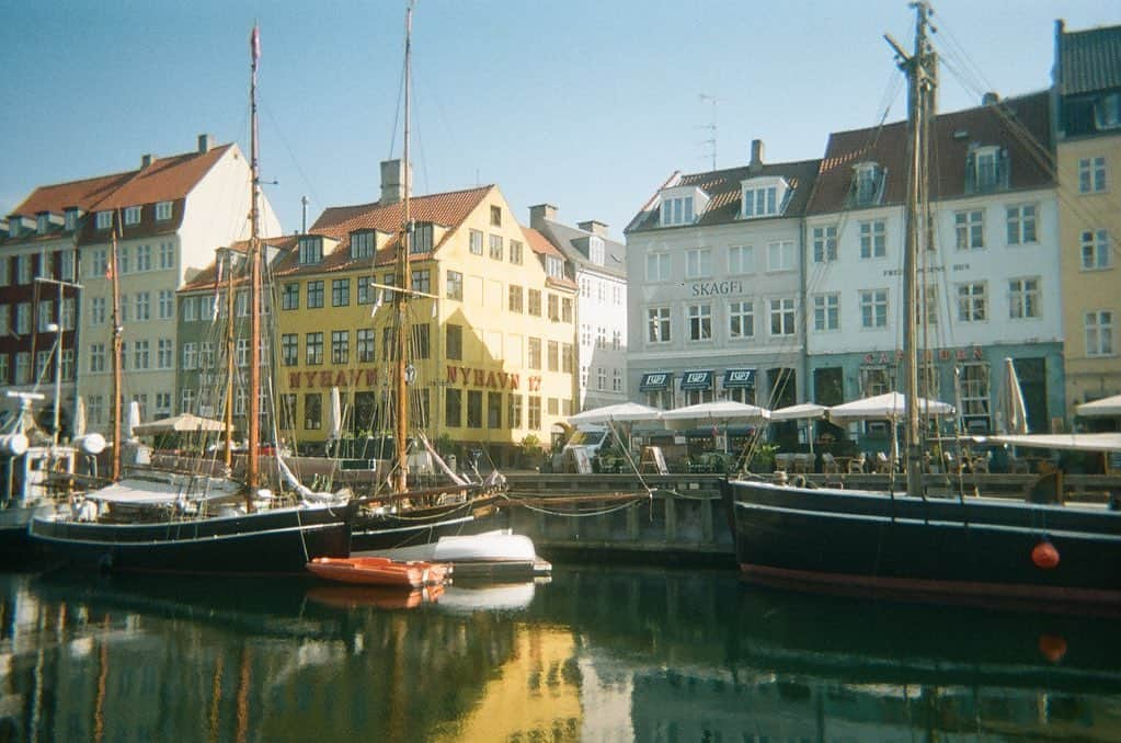 AKIKOさんのインスタグラム写真 - (AKIKOInstagram)「Episode 3 | Walk through Copenhagen with me with my film camera 📸 🇩🇰 🚶🏻‍♀️✨🌞  The weather was nice, everything was walking distance, during the whole stay I was having the “I should live here???” moment lol (♡ㅂ♡)  1. Breakfast hunt  2. Nyhavn  3. Somewhere  4. Near TheVan near Lille Langebro 5. Near Caritasbrønden af Statius Otto 6. Tivoli!  7. Nyhavn again bc it’s so pretty 8. Copenhagen Marathon 9. Flowers near Kultorvet  #copenhagen #コペンハーゲン」5月20日 22時48分 - akikokoga