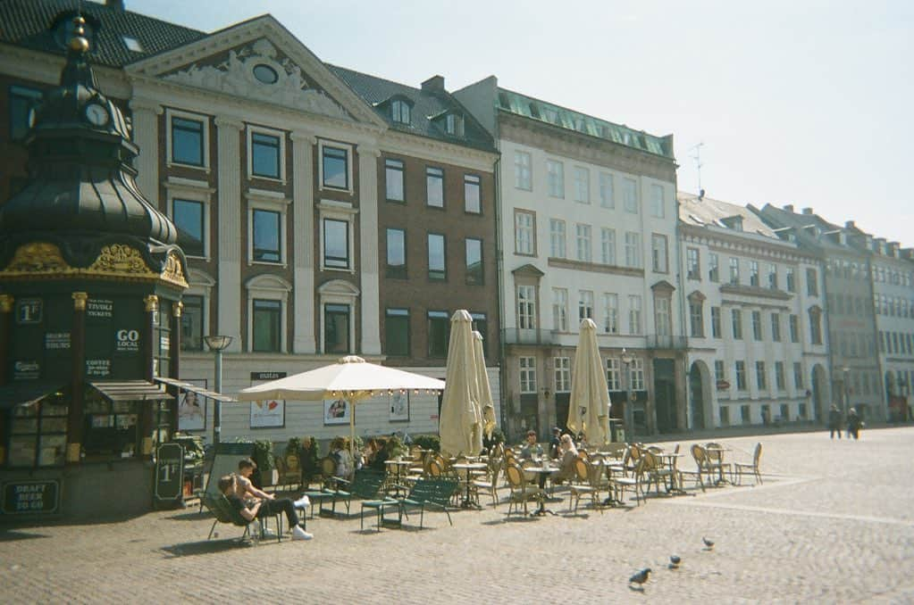 AKIKOさんのインスタグラム写真 - (AKIKOInstagram)「Episode 3 | Walk through Copenhagen with me with my film camera 📸 🇩🇰 🚶🏻‍♀️✨🌞  The weather was nice, everything was walking distance, during the whole stay I was having the “I should live here???” moment lol (♡ㅂ♡)  1. Breakfast hunt  2. Nyhavn  3. Somewhere  4. Near TheVan near Lille Langebro 5. Near Caritasbrønden af Statius Otto 6. Tivoli!  7. Nyhavn again bc it’s so pretty 8. Copenhagen Marathon 9. Flowers near Kultorvet  #copenhagen #コペンハーゲン」5月20日 22時48分 - akikokoga