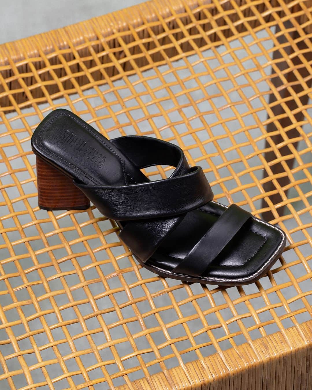 Santa Lollaのインスタグラム：「O queridinho mule é modernizado com salto geométrico em fachete e ainda conta com o plus da palmilha acolchoada. O shape de tiras cruzadas e assimétricas no cabedal deixa os looks mais despojados enquanto a versão de tiras largas é escolha certeira para as clássicas. Qual o seu preferido? [ R$329,90 cada ] #santalolla #santalollainv23 #mule #newshapes #comfy」