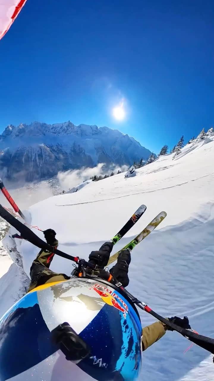 レッドブルのインスタグラム：「now *this* is our kind of ASMR 😍  ⛷️: @valentindelluc   #redbull #givesyouwiiings #speedriding #wintersports #skiing #chamonix #parachute」