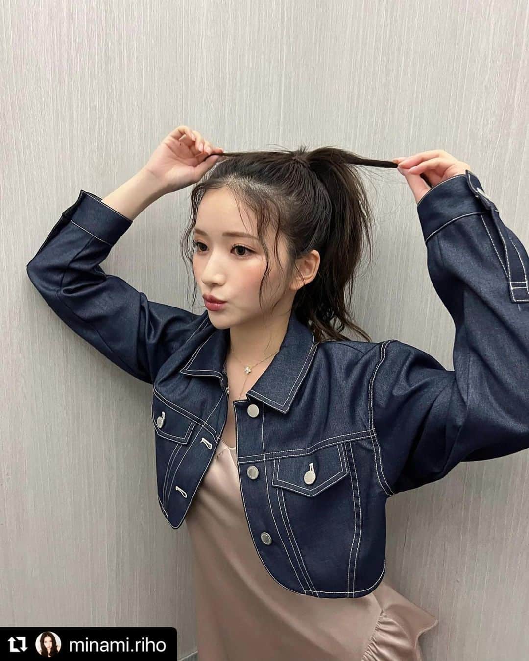 のインスタグラム：「りほちゃん♡  Repost @minami.riho with @use.repost ・・・ 今日はポニーテールの日だったよ🐴🩷  メイクは全体的にオレンジ🍊カラーで大人ジューシーな感じにしてもらいました🧡」