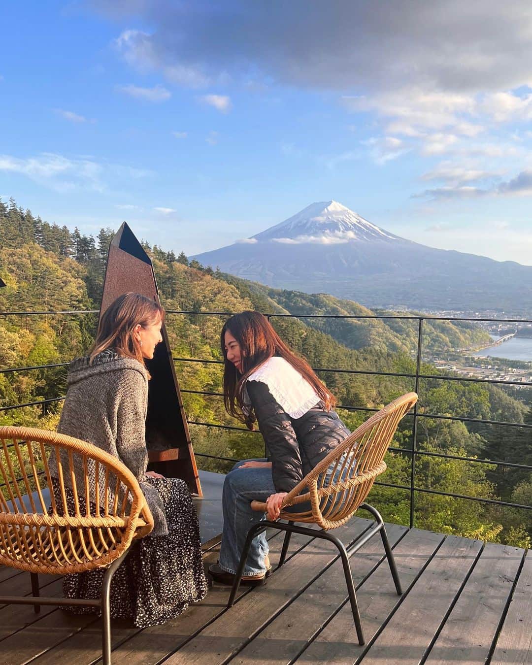 Remiさんのインスタグラム写真 - (RemiInstagram)「luxury&nostalgic Mt.Fuji🗻🙏🏼✨ 2023年の旅のトレンドは"非日常"と"ノスタルジック"💭🧳🛤  日本を代表する非日常＆ノスタルジックな場所といえば、富士山🗻その神秘的な存在感と周辺のノスタルジックな街並みは世界中の人々を魅了します✨ @bookingcom_jp のプレスツアーで素敵な宿を巡ったのでご紹介します🤍  1-3 ✔︎富士山と河口湖を望む自然に溶け込む絶景グランピング 「つながるキャンプリゾートQOONEL+（くうねるたす）」 @qooneltas_2021  📍山梨県南都留郡富士河口湖町河口2568-1  4-6 ✔︎伝統建築と匠の技を愉しむ全室露天風呂の温泉旅館 「河口湖温泉寺　露天風呂の宿　夢殿」 @kawaguchiko.onsenji  📍山梨県南都留郡富士河口湖町船津6677  7-9 ✔︎富士山に1番近い町、富士吉田市の古民家再生ゲストハウス「HOSTEL SARUYA」と本町通り周辺 @hostelsaruya  📍山梨県富士吉田市下吉田３丁目６−２６  詳しくは @Iovetabi_travel にて📝 @hoshiko_0607 との絶景女子旅楽しかったー💕  ------------------- 📍山梨県富士吉田市周辺 🗓️2023.04 -------------------  #女子旅 #富士吉田 #富士吉田市 #富士山 #ノスタルジック #非日常 #ブッキングドットコム #プレスツアー #絶景宿 #グランピング #くうねるたす #Qooneltas #河口湖温泉 #夢殿 #hotelsaruya #saruya #本町通り#lovetabi」5月20日 23時07分 - remi_912
