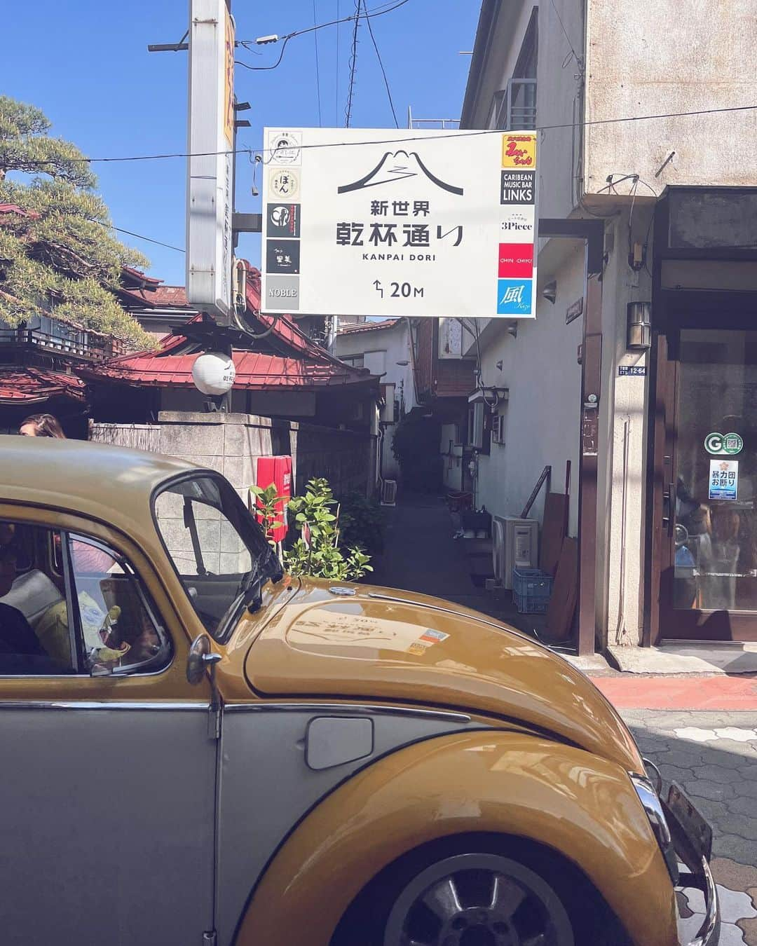 Remiさんのインスタグラム写真 - (RemiInstagram)「luxury&nostalgic Mt.Fuji🗻🙏🏼✨ 2023年の旅のトレンドは"非日常"と"ノスタルジック"💭🧳🛤  日本を代表する非日常＆ノスタルジックな場所といえば、富士山🗻その神秘的な存在感と周辺のノスタルジックな街並みは世界中の人々を魅了します✨ @bookingcom_jp のプレスツアーで素敵な宿を巡ったのでご紹介します🤍  1-3 ✔︎富士山と河口湖を望む自然に溶け込む絶景グランピング 「つながるキャンプリゾートQOONEL+（くうねるたす）」 @qooneltas_2021  📍山梨県南都留郡富士河口湖町河口2568-1  4-6 ✔︎伝統建築と匠の技を愉しむ全室露天風呂の温泉旅館 「河口湖温泉寺　露天風呂の宿　夢殿」 @kawaguchiko.onsenji  📍山梨県南都留郡富士河口湖町船津6677  7-9 ✔︎富士山に1番近い町、富士吉田市の古民家再生ゲストハウス「HOSTEL SARUYA」と本町通り周辺 @hostelsaruya  📍山梨県富士吉田市下吉田３丁目６−２６  詳しくは @Iovetabi_travel にて📝 @hoshiko_0607 との絶景女子旅楽しかったー💕  ------------------- 📍山梨県富士吉田市周辺 🗓️2023.04 -------------------  #女子旅 #富士吉田 #富士吉田市 #富士山 #ノスタルジック #非日常 #ブッキングドットコム #プレスツアー #絶景宿 #グランピング #くうねるたす #Qooneltas #河口湖温泉 #夢殿 #hotelsaruya #saruya #本町通り#lovetabi」5月20日 23時07分 - remi_912