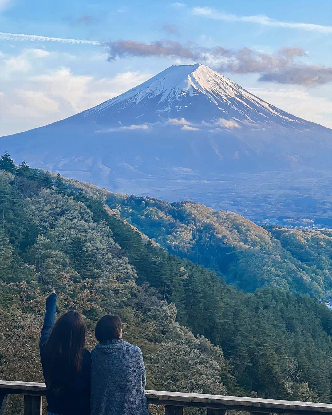 Remiさんのインスタグラム写真 - (RemiInstagram)「luxury&nostalgic Mt.Fuji🗻🙏🏼✨ 2023年の旅のトレンドは"非日常"と"ノスタルジック"💭🧳🛤  日本を代表する非日常＆ノスタルジックな場所といえば、富士山🗻その神秘的な存在感と周辺のノスタルジックな街並みは世界中の人々を魅了します✨ @bookingcom_jp のプレスツアーで素敵な宿を巡ったのでご紹介します🤍  1-3 ✔︎富士山と河口湖を望む自然に溶け込む絶景グランピング 「つながるキャンプリゾートQOONEL+（くうねるたす）」 @qooneltas_2021  📍山梨県南都留郡富士河口湖町河口2568-1  4-6 ✔︎伝統建築と匠の技を愉しむ全室露天風呂の温泉旅館 「河口湖温泉寺　露天風呂の宿　夢殿」 @kawaguchiko.onsenji  📍山梨県南都留郡富士河口湖町船津6677  7-9 ✔︎富士山に1番近い町、富士吉田市の古民家再生ゲストハウス「HOSTEL SARUYA」と本町通り周辺 @hostelsaruya  📍山梨県富士吉田市下吉田３丁目６−２６  詳しくは @Iovetabi_travel にて📝 @hoshiko_0607 との絶景女子旅楽しかったー💕  ------------------- 📍山梨県富士吉田市周辺 🗓️2023.04 -------------------  #女子旅 #富士吉田 #富士吉田市 #富士山 #ノスタルジック #非日常 #ブッキングドットコム #プレスツアー #絶景宿 #グランピング #くうねるたす #Qooneltas #河口湖温泉 #夢殿 #hotelsaruya #saruya #本町通り#lovetabi」5月20日 23時07分 - remi_912