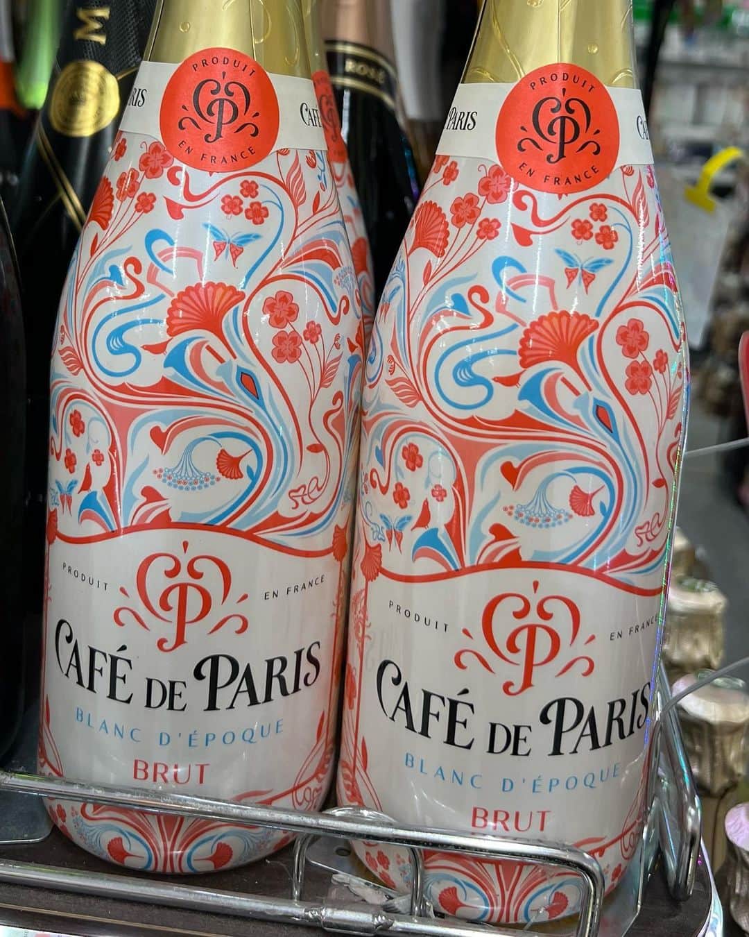 靖乃のインスタグラム：「来週は『Café de Notty(カフェドノッティ)』 皆で飲んだくれましょう🌹 写真の可愛らしいカフェパや乱暴な(笑)ショットのお酒等も御用意して皆様のお越しをお待ち申し上げております🙇🏻🙇🏻🙇🏻 17:00〜22:00(L.O. 21:30) テーブルチャージ¥1500(1ドリンク・2shot撮影付き)  #靖乃 #ハイダンシークドロシー #淡路島 #ピン毛 @zerodb_satt_on @Fu_min666」