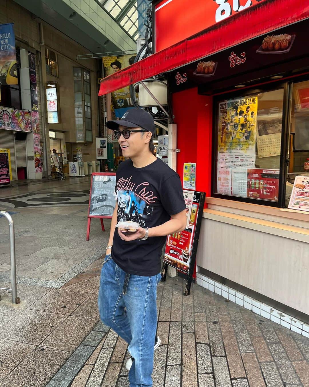 TAKAHIROさんのインスタグラム写真 - (TAKAHIROInstagram)「栃木は宇都宮の旅。  やっぱり宇都宮といえば、餃子‼︎  ということで、さっそく MEGAドンキホーテ宇都宮店の下にある 『宇都宮餃子会 来らっせ』に。  さすが餃子の聖地。  会場にお越しいただく皆さんで賑わっておりまして👍✨ 待ち合わせしてたぐらい、 みんなにお出迎えいただき（笑） 歌届ける前に餃子を頬張る姿を見せるのはいかがなものかと…みんなとは改めて会場で待ち合わせし直し、『来らっせ』をあとに😂  オリオン通り商店街を散歩しようとしたら、 空腹のTAKAHIROは、 入り口にあるたこ焼き屋『宮たこ』に吸い込まれ…えぇ。いただきました。 めっっっちゃくちゃ美味かった。✨  東武宇都宮駅に行ってみたり、 ユニオン通りの古着屋に立ち寄ってみたり、 あいにくの雨天ながら、 宇都宮の雰囲気を楽しませてもらいました‼︎  餃子はしっかりテイクアウトしたので、 LIVE後にいただきましたよ👍 うますぎ。。。 また戻ってきます✨✨  #餃子マスクの遊び心 #傘のデカさジブリ心 #来らっせ #みんなすでに #居らっせ」5月20日 23時04分 - exiletakahiro_official