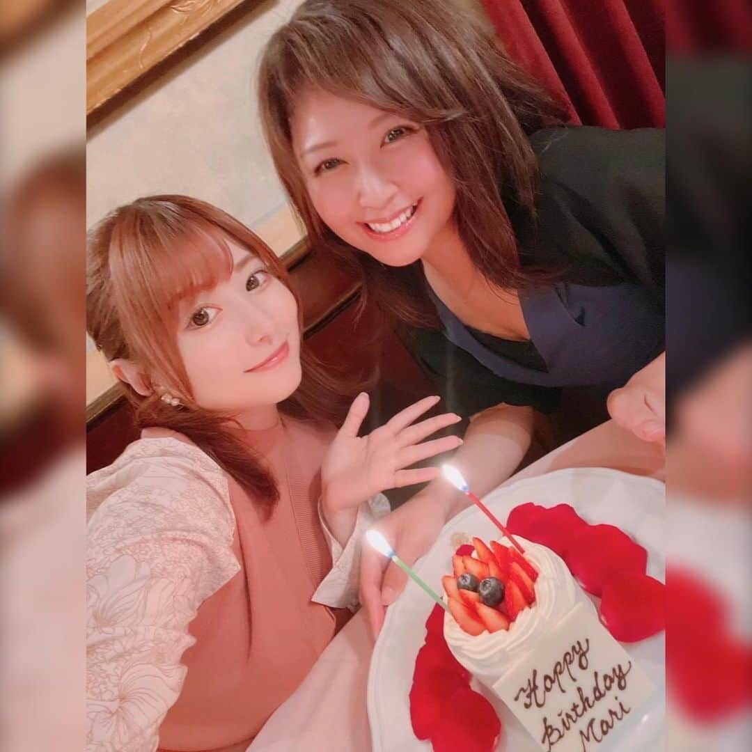 水上真理のインスタグラム：「お誕生日当日は 今年もハニーと🥰 . 出逢った瞬間 ステキなお花をくれました💖 . 美味しいイタリアンと お酒を堪能して♡ . ステキなケーキを🎂 いただいて♡ . 見つけた瞬間 まりさんだと思ったんです♡ って♡ . Diorの ステキすぎるリップ💓と . まりさんには やっぱり 足を出してほしくて♡ . かわいいストッキングも✨ . お家に帰って お手紙に泣いて😂💕 . 何年経っても 幸せをくれる . 貴女に出逢えて幸せです🥰 . 来年も 一緒に過ごせますように✨ . #smile  #happiness  #love  #happybirthday  #イタリアン  #お誕生日  #だいすき #まりここ」