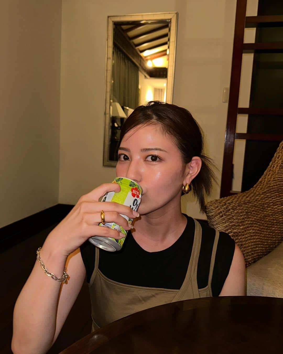 玉城翔子のインスタグラム：「見つけたら絶対飲むよねwatta😽  顔赤っ」