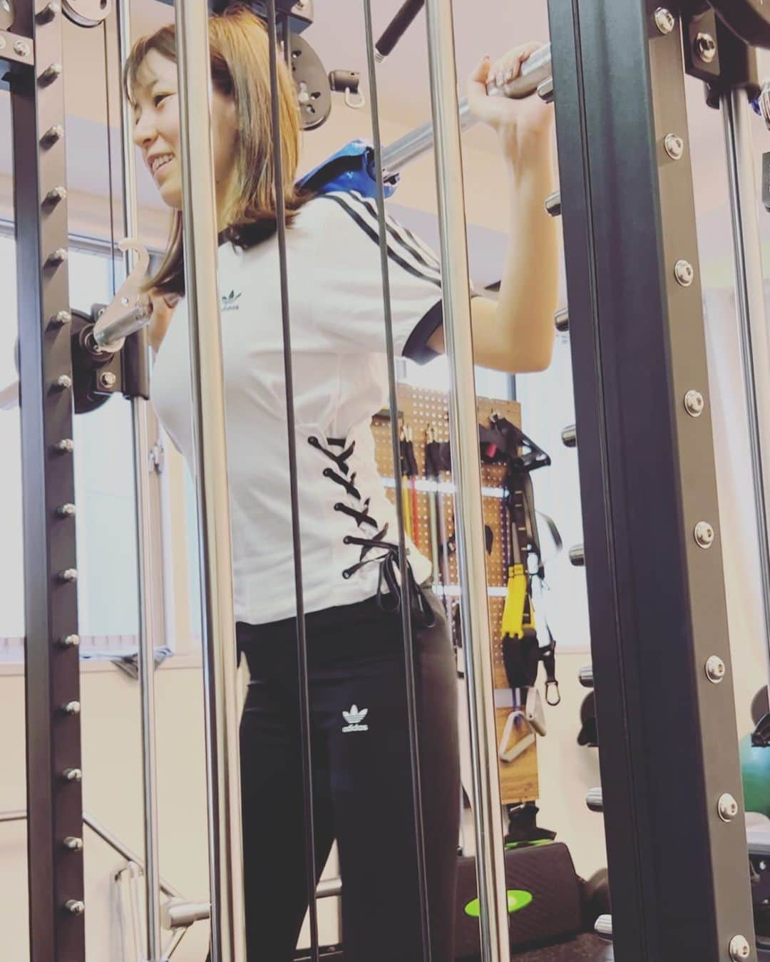 百合沙のインスタグラム：「この日はadidasウェアでU-GYMへ💨 下半身特化した日だったから3日間は筋肉痛でした🤣 いつも楽しくトレーニングさせてもらってます💪  @u_gym.official  @u_stretch.official @watanabe.0130  #トレーニング #筋トレ #adidas #トレーニングウェア #ウェア #筋トレ女子」