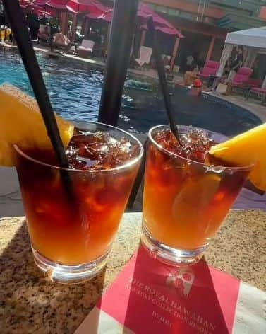 みんちゃん のインスタグラム：「The Royal Hawaiian, a Luxury Collection Resort, Waikiki  プールで乾杯🥂 あまり酔うと泳げないので一杯だけ🌈  #hawaii #ハワイ #waikiki #hotel #pink #travel #海外旅行 #pool #夏 #バー #bar #プール 🌈」