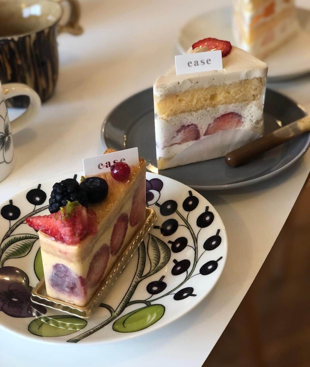 進藤やす子のインスタグラム：「＊ 『Anemone』の後はみえちゃん宅でダラダラ。  ずっと気になってた @ease_tokyo のケーキ食べられて幸せ🥰🤤❤️ ありがと〜！！  3年ぶりに行ったみえ邸はミッフィー、猫、猫村さんグッズが増えまくって "好き"が溢れてた！  私たちきっと一生物に囲まれて生きていく種族よね笑  #ease #patisserieease」