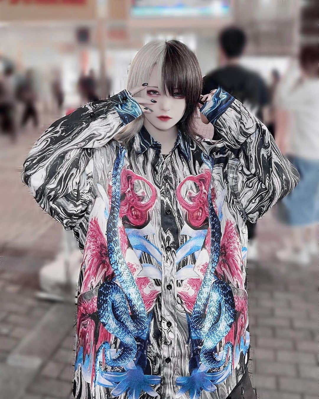 てのひらえるのインスタグラム：「能ある蛇は毒牙を隠してるかもね𓆙 ・ ・ ・ 【心中に潜む毒牙のワイシャツ】 ・ ・ ・ ・ ・ ・ ・ #歪  #歪hizumi  #サブカル  #サブカル女子  #サブカルファッション  #モード系  #ツートーン  #ツートーンウルフ  #派手髪  #japanesefashion  #japanesebrand  #fashion  #coordinate  #art  #artgraphy  #tokyofashion  #model  #fashionmodel」
