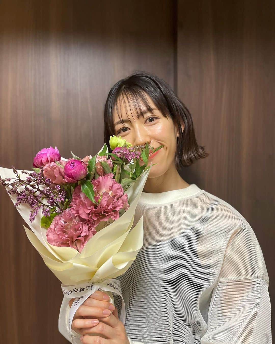伊藤由佳のインスタグラム：「今日は夫の誕生日！ なのになぜかわたしが花束を頂いたー💐❤️ ⁡ いつもお世話になっているから、だって🤭 ⁡ こちらこそ、いつも楽しく過ごさせてもらって感謝感謝🤝 ⁡ お誕生日おめでとーー🎂🥳✨ ⁡ ⁡ ⁡ #hb #誕生日 #芍薬」
