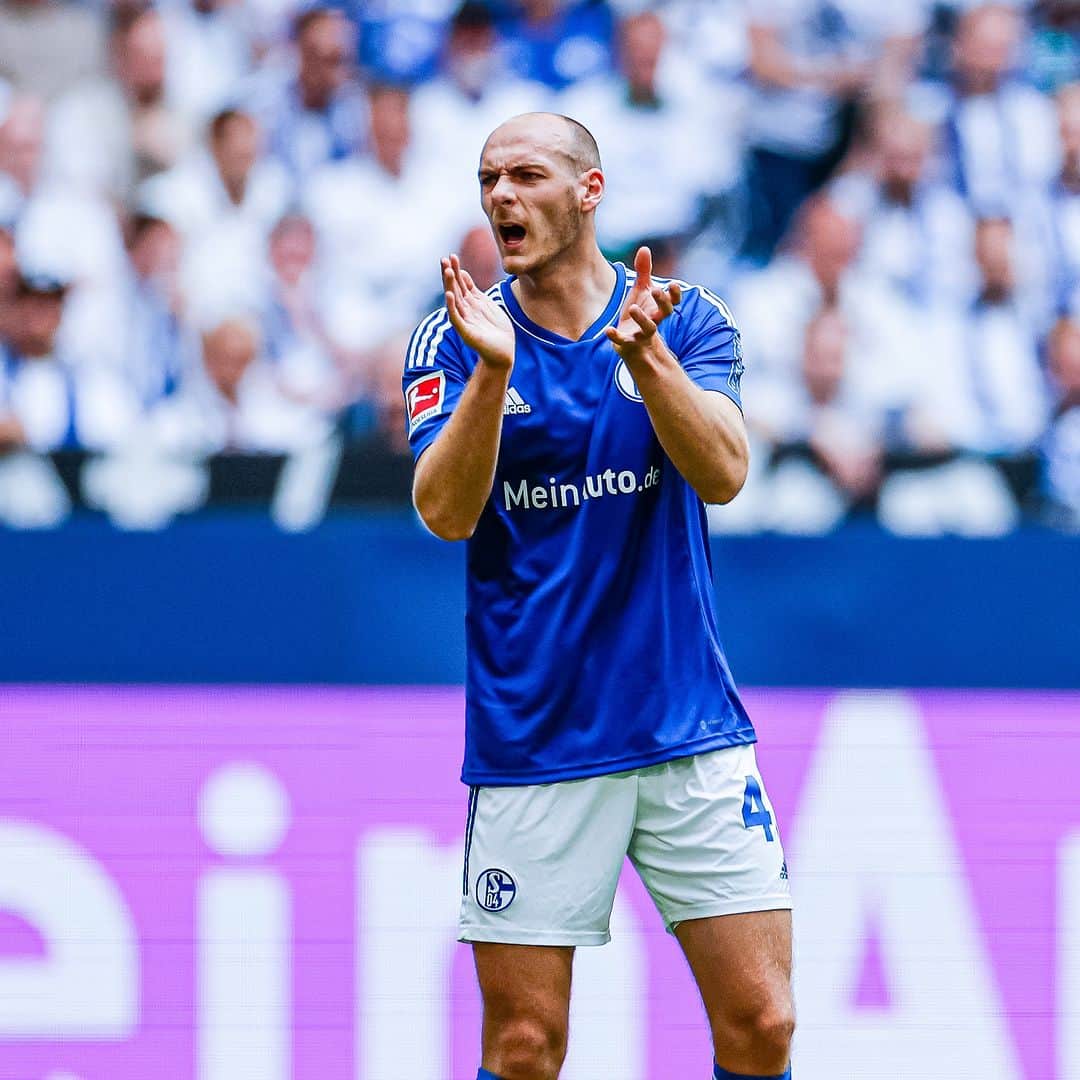 シャルケ04のインスタグラム：「Zweite Halbzeit ist unsere, Knappen! 👏🏽 . . #S04SGE HT 1:1 . . #Bundesliga #Schalke #S04 #Matchday #Football #Soccer #Fußball #Futbol #Knappen #WirBleiben #🔵⚪️」