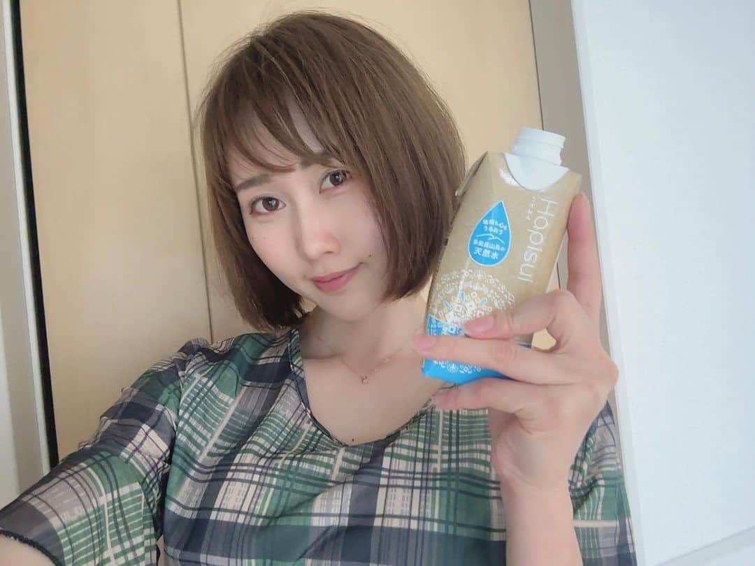釘町みやびさんのインスタグラム写真 - (釘町みやびInstagram)「🫧 ͛.*  今日のお供のお水〜♡ 国産ナチュラルウォーター「Hapisui」✨  最近毎日持ち歩いてるから、 こないだみどちゃんとの撮影の時も1本あげた☺️ パッケージ可愛い！って喜んでくれてた☺️  もちろん今日の撮影会にも持参なのです！  採水地は佐賀県鹿島市浜町。 水から変える、自ら変えてみる… Hapisuiは環境に配慮した紙パックのお水です♡  ✨環境に配慮した4つのポイント✨ ①気候変動への負荷が低い 紙容器入り国産ナチュラルウォーター ②包材原料にはFSC認証を受けた森林の木材を使用。 ③SDGsに関しては、 17のうち14のゴールに貢献 ④商品1本につき1円が、 （公益）国土緑化推進機構「みどりの募金」に寄付。 地球温暖化防止に役立っています🌳  美味しくお水飲めて、環境にも優しい… 素敵ではっぴーなHapisuiです👏🏻💕  ． ．  @hak_kikaku  #PR  #ナチュラルウォーター  #脱プラ  #サスティナブル  #紙容器入りナチュラルウォーター  #sdgs  #環境保護  #hapisui  #水  #大人女子  #water  #beauty」5月20日 23時23分 - miyajyaga382