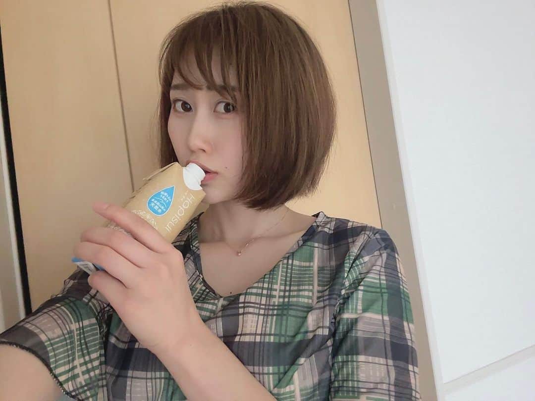 釘町みやびさんのインスタグラム写真 - (釘町みやびInstagram)「🫧 ͛.*  今日のお供のお水〜♡ 国産ナチュラルウォーター「Hapisui」✨  最近毎日持ち歩いてるから、 こないだみどちゃんとの撮影の時も1本あげた☺️ パッケージ可愛い！って喜んでくれてた☺️  もちろん今日の撮影会にも持参なのです！  採水地は佐賀県鹿島市浜町。 水から変える、自ら変えてみる… Hapisuiは環境に配慮した紙パックのお水です♡  ✨環境に配慮した4つのポイント✨ ①気候変動への負荷が低い 紙容器入り国産ナチュラルウォーター ②包材原料にはFSC認証を受けた森林の木材を使用。 ③SDGsに関しては、 17のうち14のゴールに貢献 ④商品1本につき1円が、 （公益）国土緑化推進機構「みどりの募金」に寄付。 地球温暖化防止に役立っています🌳  美味しくお水飲めて、環境にも優しい… 素敵ではっぴーなHapisuiです👏🏻💕  ． ．  @hak_kikaku  #PR  #ナチュラルウォーター  #脱プラ  #サスティナブル  #紙容器入りナチュラルウォーター  #sdgs  #環境保護  #hapisui  #水  #大人女子  #water  #beauty」5月20日 23時23分 - miyajyaga382