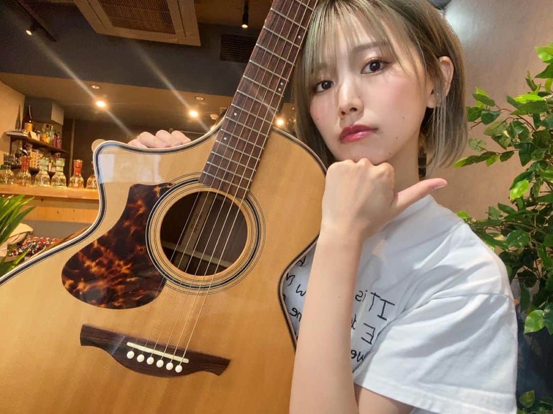 原あやののインスタグラム：「明日は職場でオフ会します（ᵔ֊ᵔ）満席になりましたありがとうございます！セットリストのリクエスト権をご予約の方に付けてみたらとんでもないセトリになりましたのでソワソワソワソワ……  (因みに18:00からは普通に出勤モードワタシになります！)  あしたはまた暑いみたいで毎日お天気の手のひらで転がされてるぜ…！！！！！！！ ではまた明日〜〜👋  #シンガーソングライター#アコギ#ギター#musican#singersongwriter#音楽#邦ロック女子#anime#アニメ好き#ビール#ビール女子#フィルム#film#ウルフカット#ショートカット#燕女子#高身長女子#japanesegirl#instagood#シーシャ#シーシャバー#赤坂#赤坂シーシャ#シーシャ女子」
