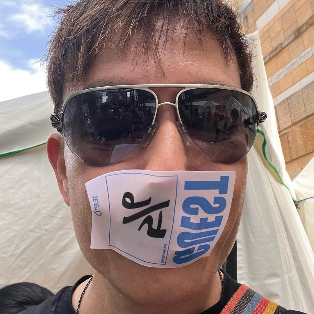 セロのインスタグラム：「When asked to wear a mask and didn’t have one… so I improvised!  Yup,  some events still ask guests to wear masks to prevent the spread of any diseases here in Japan.」