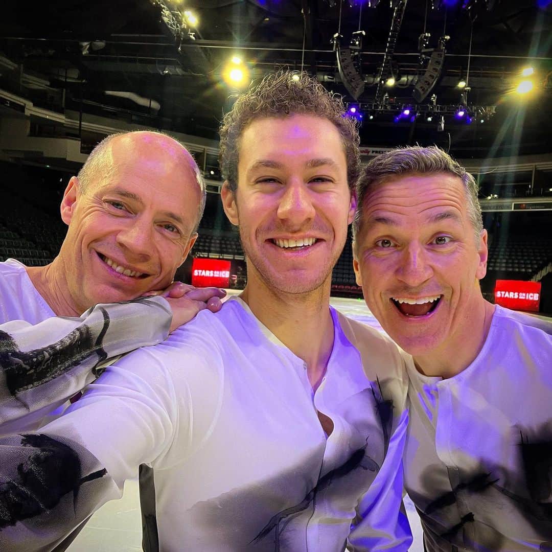 ジェイソン・ブラウンのインスタグラム：「Stars on Ice Canada ✔️ スターズオンアイスカナダが終わりました！🇨🇦🍁  It was an absolute privilege touring with the @starsonice Canada cast this year, and an honor to perform alongside these two Canadian legends!! A tour and experience I’ll certainly never forget! 🤍⛸️  📸2: @gregkolz   #soi2023 #starsonice #canada #tour #iceshow #show #skating #iceskating #figureskating」