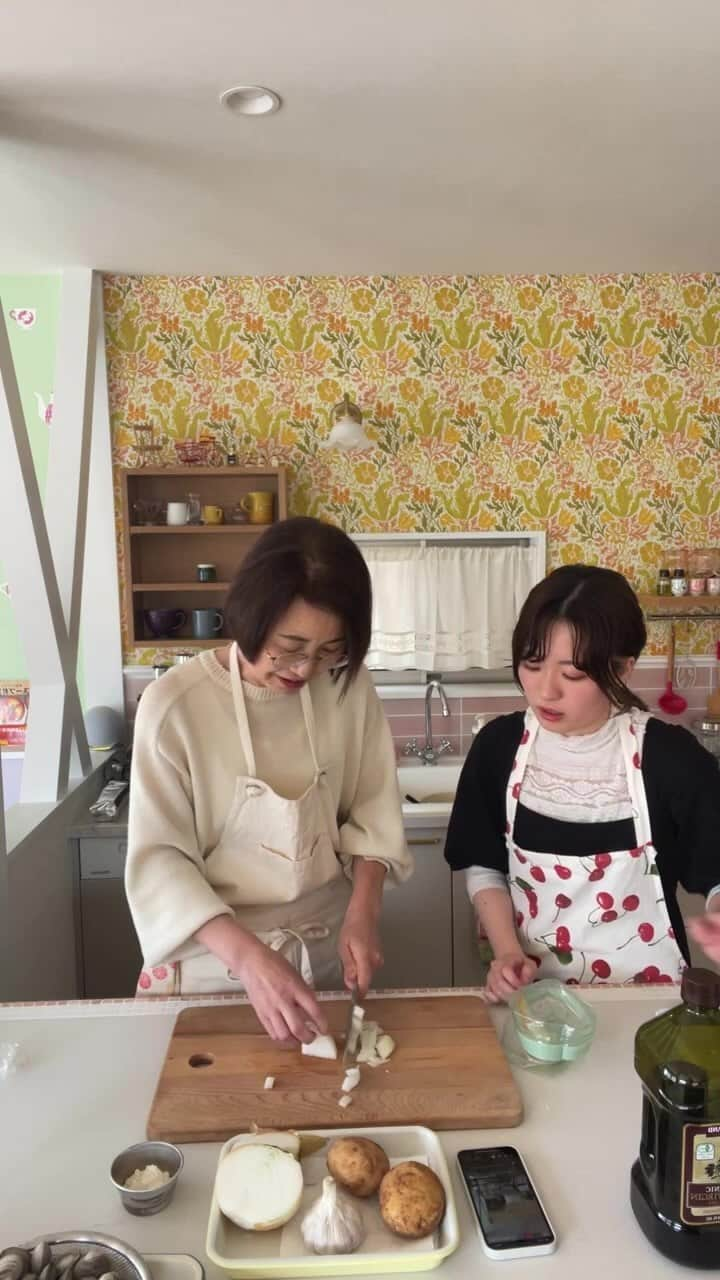 はるあんのインスタグラム：「あさりとじゃがいものクラムチャウダーと革命フランスパンを作ります！  🍽️🍽️🍽️  ・あさりとじゃがいものクラムチャウダー 　　　　　　　　 アサリ　　　　250g（砂抜きしてね） じゃがいも　　中２つ 玉ねぎ　　　　1/4個（あれば新玉ねぎ） にんにく　　　1片 小麦粉　　　　大さじ2 オリーブオイル　大さじ１ 牛乳　　　　　　１カップ 水　　　　　　　２カップ半 塩　　　　　　　小さじ1/2 胡椒　　　　　　少々  ・革命フランスパン  （15センチパウンド型） 強力粉　　　100g 薄力粉　　　50g 塩　　　　　3g ドライイースト　　3g 水　　　　　150ml オリーブオイル　適量  🍽️🍽️🍽️」