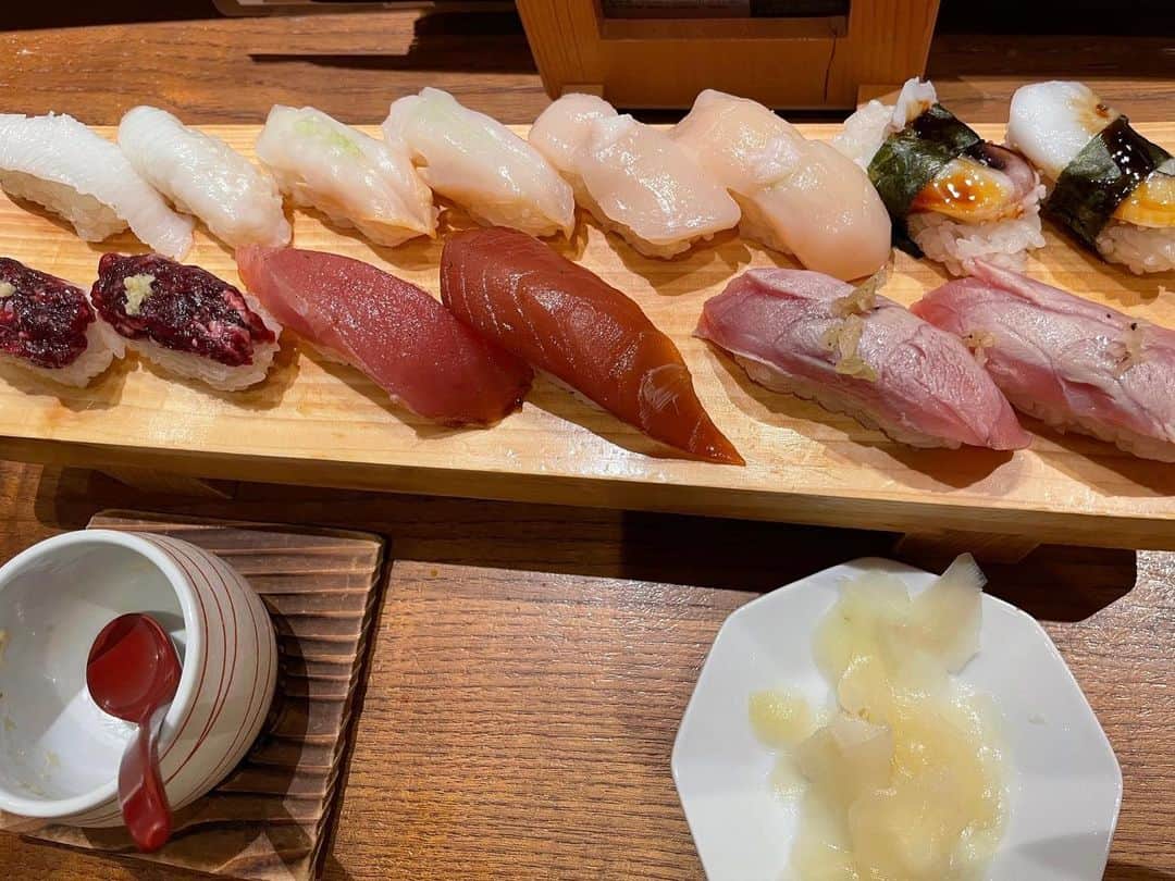 山本大樹さんのインスタグラム写真 - (山本大樹Instagram)「寿司食べ放題、値段上がってたけどうめー！！！ 多分二人合計で70巻くらい食べた！笑  この写真はえんがわ、つぶ貝、ほたて、ゲソ、鯨たたき、漬けマグロ、マグロ炙り！！へいっ！！」5月20日 14時34分 - bayabaya0821