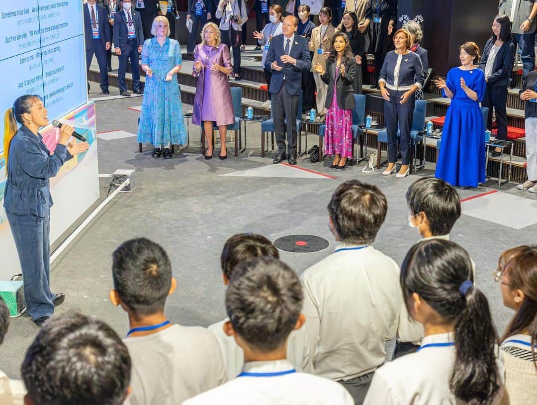 AIのインスタグラム：「-G7 Summit in Hiroshima Japan, Spousal Program’s Next Generations’ Symposium-  G7広島サミットの各国首脳配偶者が参加する次世代シンポジウムに参加させていただいたのですが、とにかく緊張しましたがみんなの思いがどうか通じ合っってますように✨✨✨✨  平和への想い届けーーーーーと思いながらスピーチと歌をみんなで歌いました🕊世界が早く平和になりますように🙏  We sang “Lean on me “ I love this lyrics…..  Lean on me  When your not strong  I’ll be your friend  I’ll help you carry on For it won’t be long till I’m gonna need Somebody to lean on…  この歌詞のように頼り合って助け合って思いやりを持っていきたいですね。きていただいた配偶者の皆様にも感謝です。  そして広島のみなさんもありがとうございました！！  でも私はやっぱり喋るより歌ってたほうがいいなとおもったw  なので明日も13:00から自分のYouTubeチャンネルからのライブ配信を通して歌います🫡✌️🫶広島の子供達と平和への願いを込めて  ⭕️Lasting Peace LIVE from Hiroshima  May 21, 2023 @ 13:00 JST.  Ai YouTube Channel https://youtube.com/live/n2WwJ0RCRUY  Thank you for letting me join you all last night. I hope to enjoyed “Lean on Me” Don’t forget “call me” anytime! Arigato🙏🏼  @flotus #akshatamurty @brittaernst #heikovonderleyen #岸田裕子   @fumio_kishida  @g7hiroshima_mofajp  @mofajapan   @lasting_peace_project   Photo @kengo_miyamoto and more  @emporioarmani  @annemariechagnon_jp  @hemca_official   #lastingpeace #peace #hiroshima #g7」