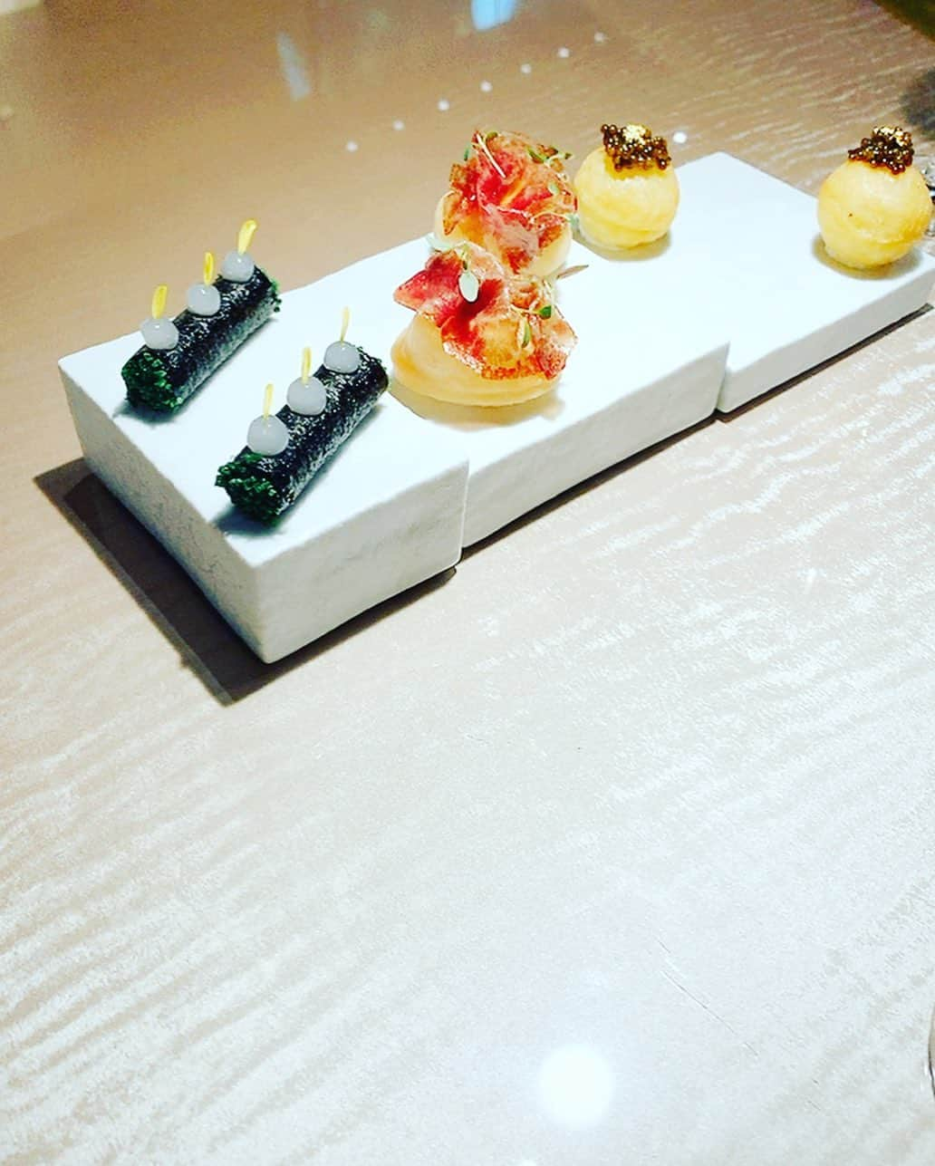 甲斐まり恵さんのインスタグラム写真 - (甲斐まり恵Instagram)「ARMANI/RISTORANTE ディナー シェフのおすすめ👨‍🍳✨  ナポリ産の非常に珍しいパスタや パセリソースの味に感動しました。 パセリってこんなに美味しいんだ✨  #アルマーニリストランテ  #armaniristorante  #イタリア料理  #イタリアン  #ナポリ  #パセリ」5月20日 14時44分 - marie_kai_0613