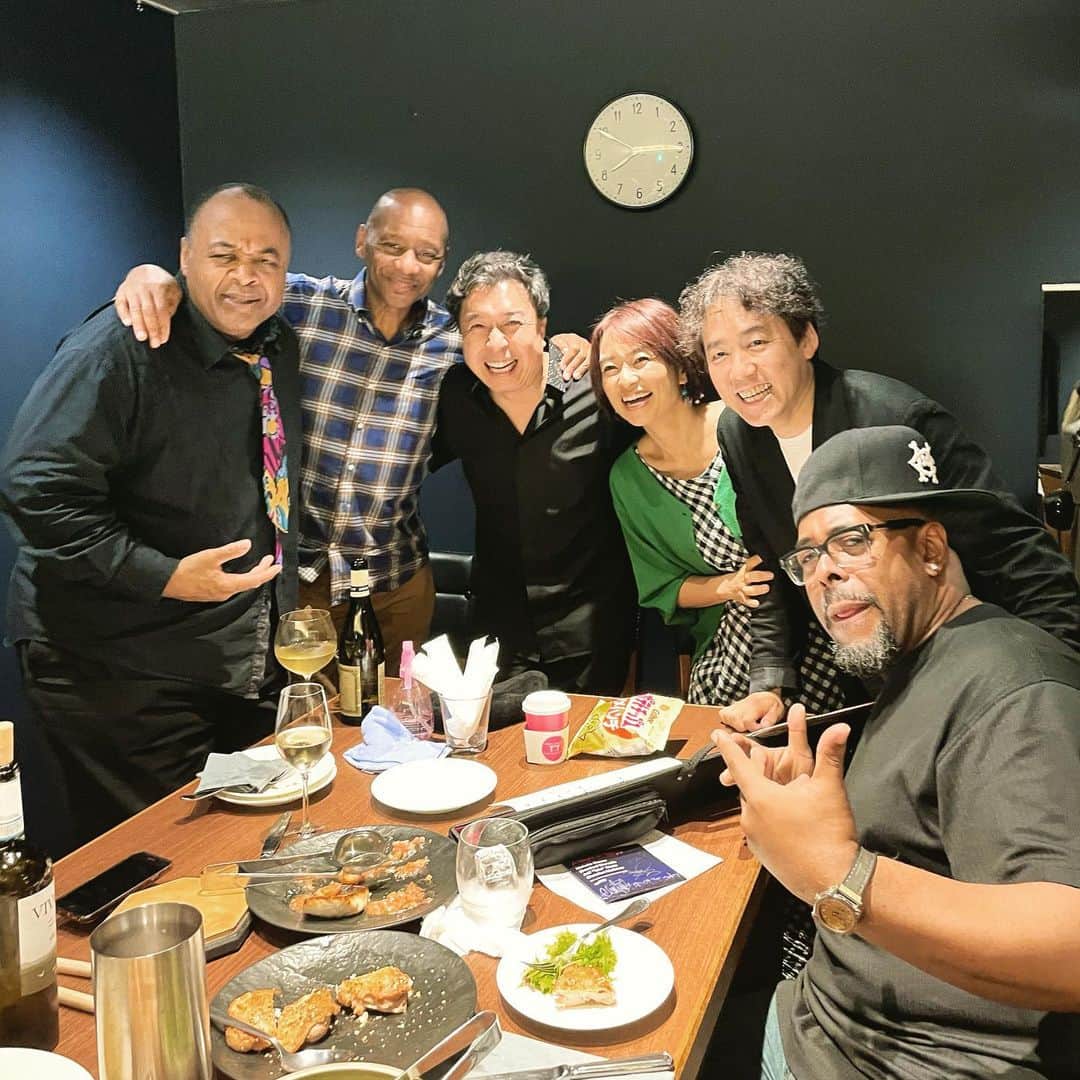 塩谷哲のインスタグラム：「#小曽根真 スーパートリオ。 Christian McBride(b) Jeff“Tain“Watts(dr)  信頼から生まれる自由と解放。愛とJoy。 とんでもないものを観たっっっ👊  世界最高峰のトリオに加えてアンコールにBranford Marsalis。一段とアンサンブルとグルーヴに深みが増して興奮は最高潮に。  このレベルで起きるマジックは最早日常過ぎて、力みのカケラもなく、小学生が遊んでいるようにしか見えない。音楽的には途轍もなく高度で高尚であるにも拘らず。　  あー楽しかった♬  終演後楽屋には月曜日にお世話になるTOKYOFM #BlueOcean の #住吉美紀 さんも。こりゃ､このライブの話になるだろうなー✋  家族みんなでこの素晴らしいライブを体験できたのも嬉しかった。感動を共有する喜び、その機会を作ってくれたお兄に改めて感謝！」