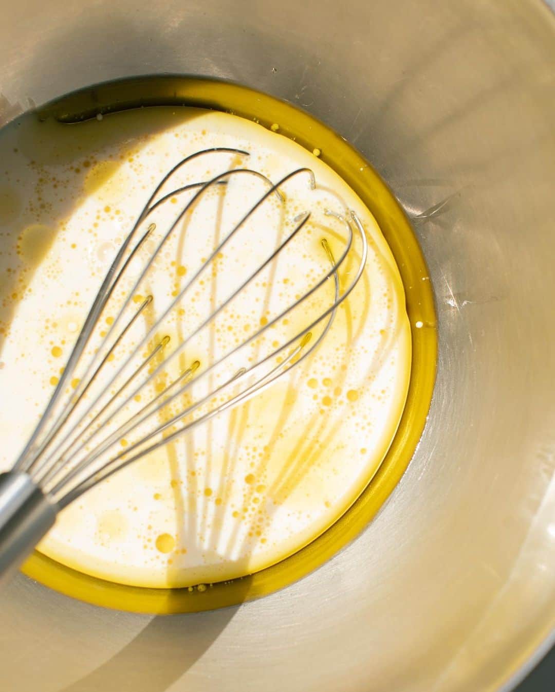 shiroさんのインスタグラム写真 - (shiroInstagram)「SHIRO cafeのオリジナルレシピで作るパンケーキ。卵と牛乳の代わりにオリーブオイルと胡麻油、豆乳を使えばヴィーガンパンケーキに。  【ヴィーガンパンケーキの作り方】 材料（直径約15cm/4枚分） □ ミックス粉・・・・・250ｇ □ オリーブオイル・・・15cc □ 太白胡麻油・・・15g □ メープルシロップ・・・30g □ 調整豆乳・・・250g □ ベーキングパウダー・・・6g  1.オリーブオイル、太白胡麻油、メープルシロップを混ぜ合わせる。 2.1に調整豆乳を入れて軽く泡立てる。 3.2にパンケーキミックスとベーキングパウダーを振るいながら入れてさっくり混ぜ合わせる。 4.予熱したフライパンに生地を流し入れ弱火で焼き、プツプツと気泡が出て周囲が乾いてきたら裏返し、火が通るまで焼きます。  #SHIRO #SHIROcafe #pancake #vegan」5月20日 14時59分 - shiro_japan