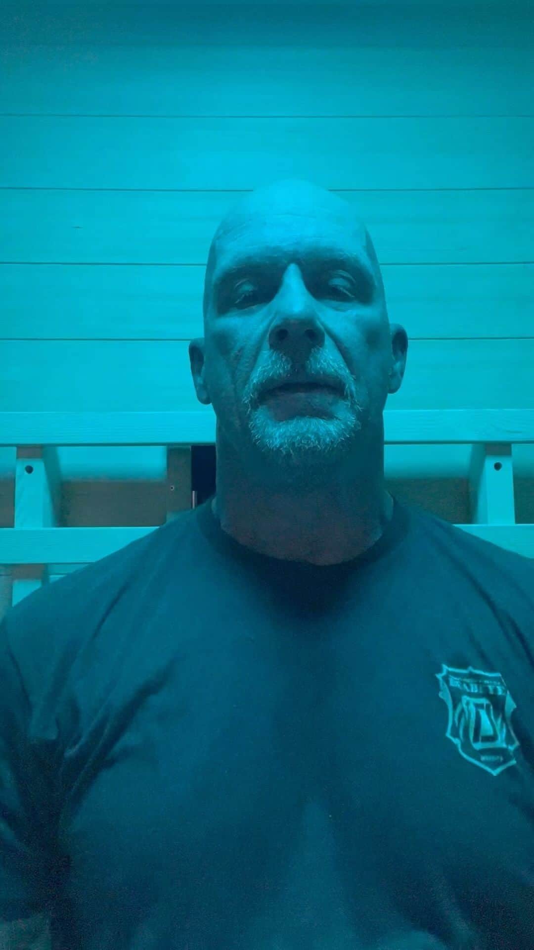 ストーン・コールド・スティーブ・オースチンのインスタグラム：「🔊⬆️ Today was leg day. Medium heavy Hatfield squats w safety squat bar, leg ext, leg curl, calf raises. Workout was prolly a 3 out of 5.  But I did show up and get it done.  Then hit the sauna for 40 min at 150*. I do not use any pre workout drinks or supplements other than coffee if I need it.  But as it is Friday night, I do have a post workout drink. Broken Skull IPA for the win.  Pro Tip- Alcohol is not going to get you stronger or leaner.  With that being said, it’s Friday night.  Cheers!  @esbcbrews @brokenskullbeer  #workout #legday #fitness  #beer #craftbeer #ipa  #america #usa Best IPA in America」